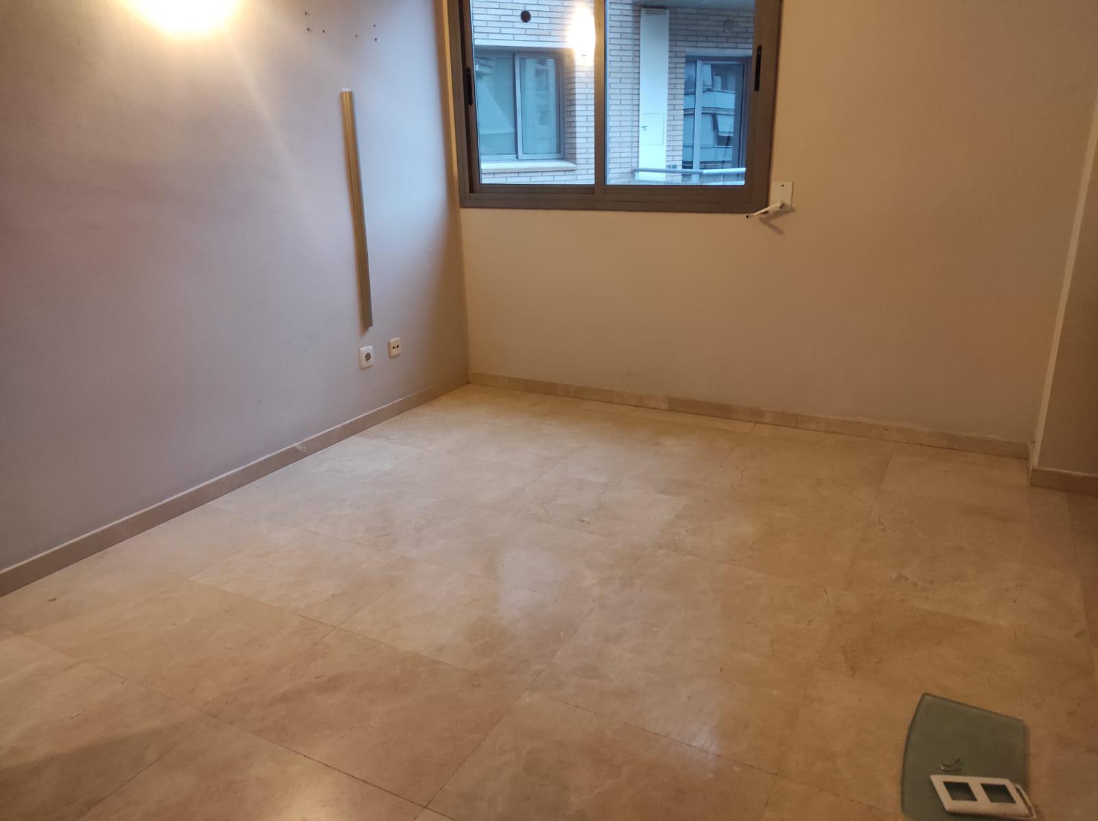 Imagen 22 Piso en venta en Esplugues De Llobregat / Avda Cornella, edificio donde esta el Caprabo