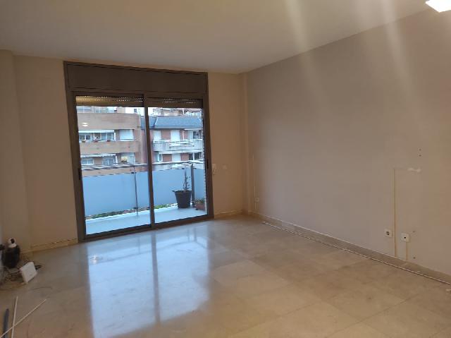 Imagen 1 Inmueble 299951 - Piso en venta en Esplugues De Llobregat / Avda Cornella, edificio donde esta el Caprabo