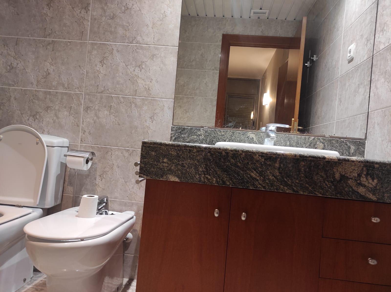 Imagen 36 Piso en venta en Esplugues De Llobregat / Avda Cornella, edificio donde esta el Caprabo