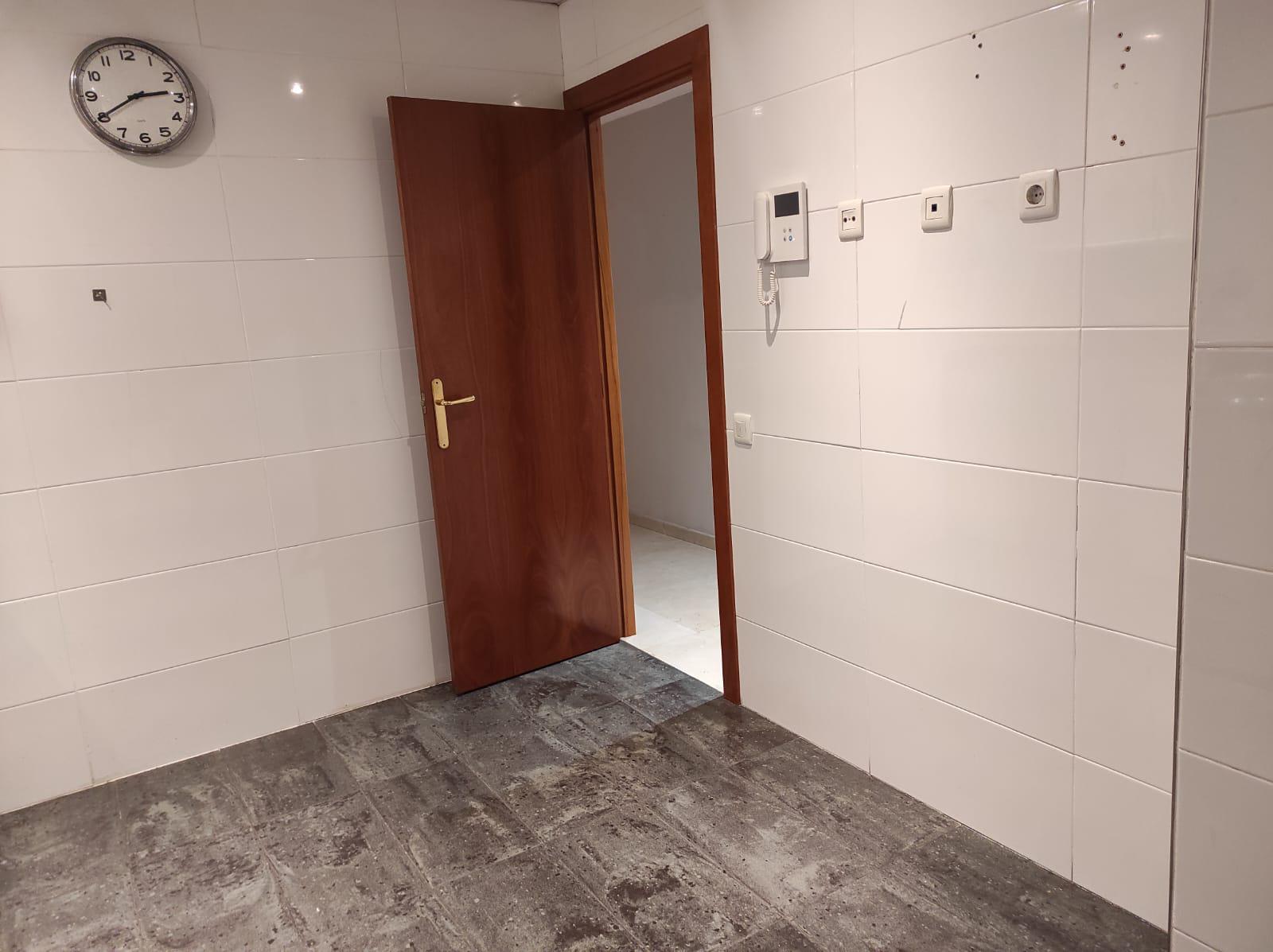 Imagen 14 Piso en venta en Esplugues De Llobregat / Avda Cornella, edificio donde esta el Caprabo