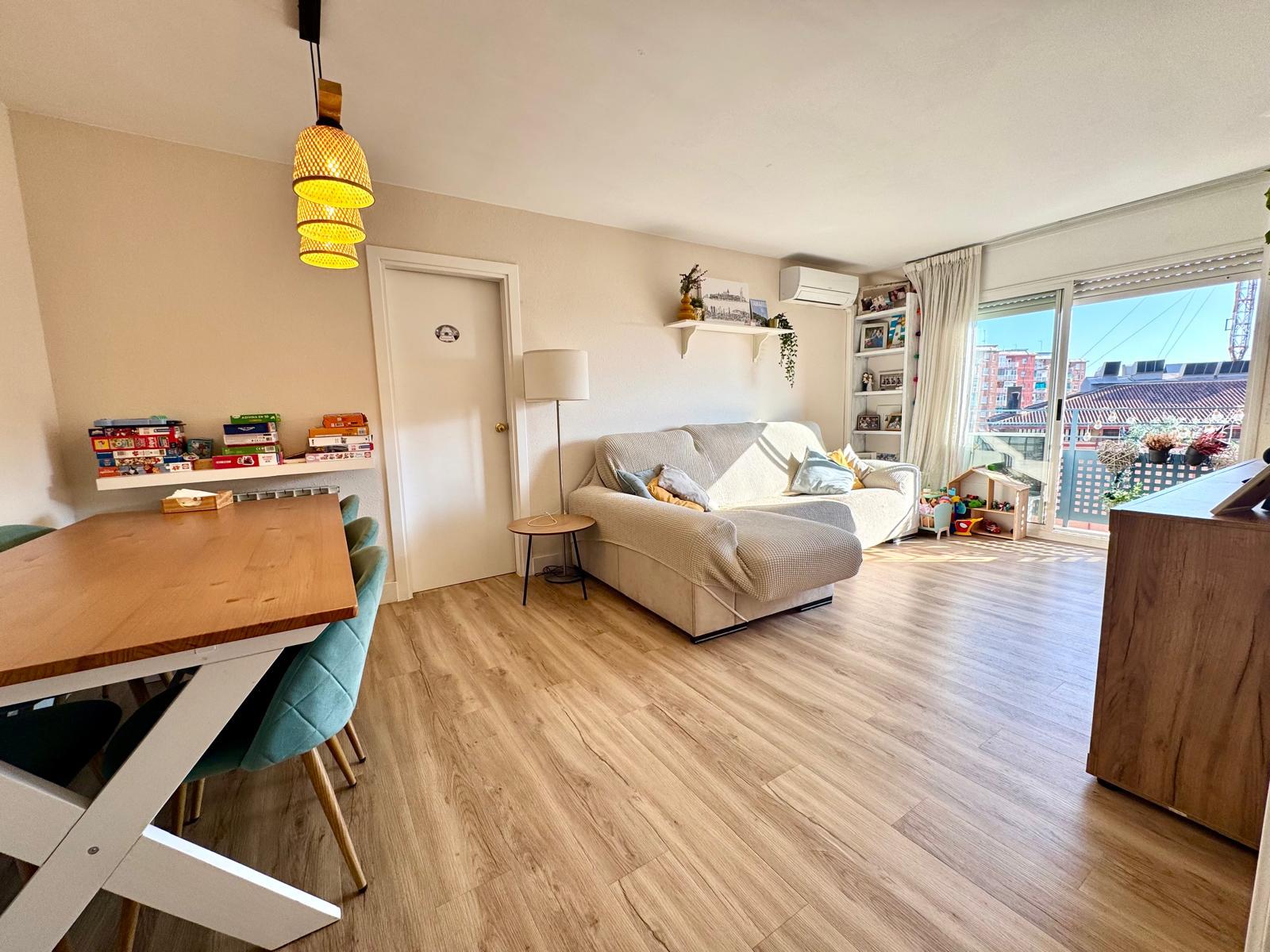 Imagen 1 Piso en venta en Esplugues De Llobregat / Can Cervera, plaza de Anna Frank,  parque Can Buxeres