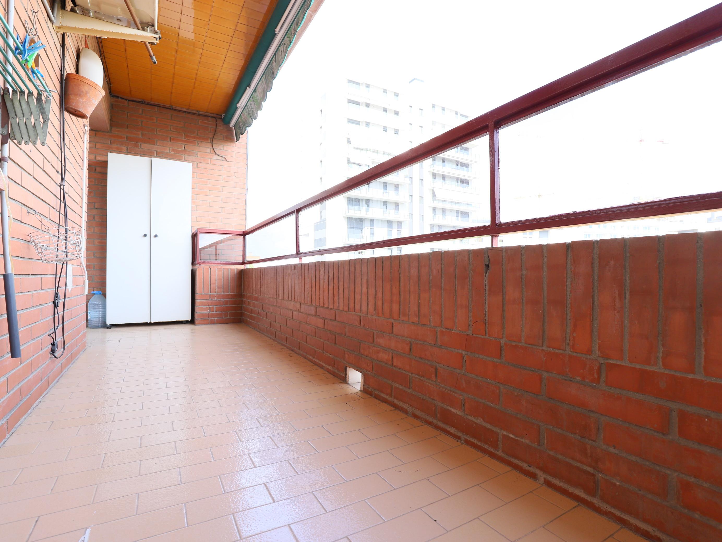 Imagen 1 Piso en alquiler en Esplugues De Llobregat / Junto plaza Mahatma Gandhi y escuela Folch I ...