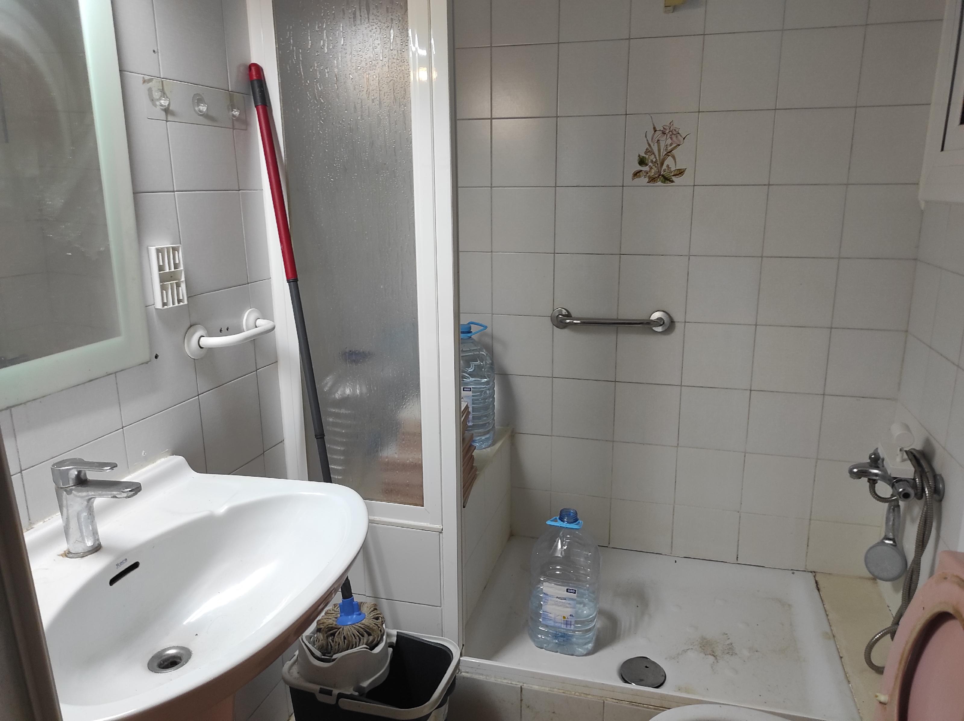 Imagen 21 Piso en venta en Esplugues De Llobregat / Junto correos y parada tranvia Pont D´Esplugues