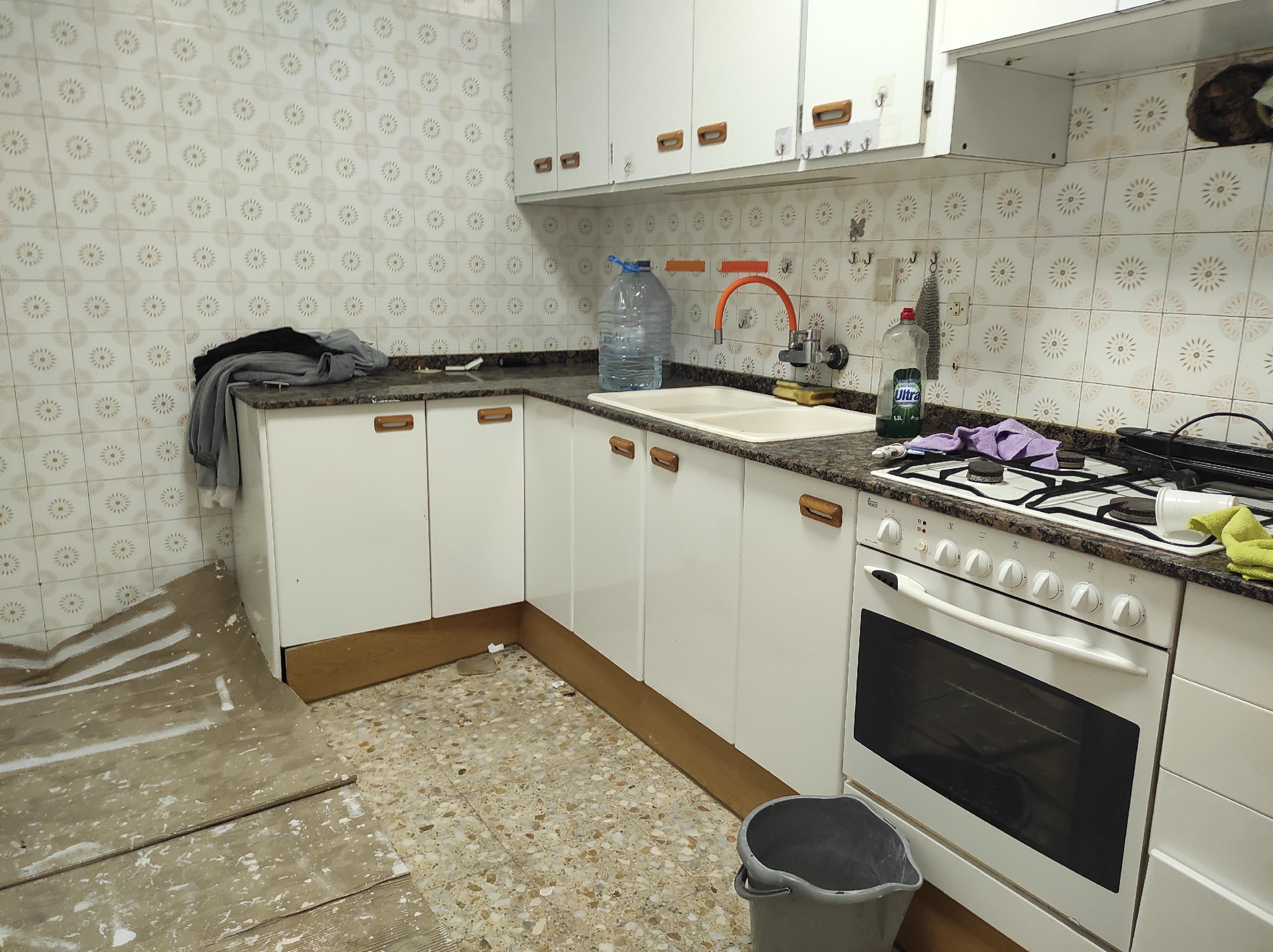 Imagen 12 Piso en venta en Esplugues De Llobregat / Junto correos y parada tranvia Pont D´Esplugues