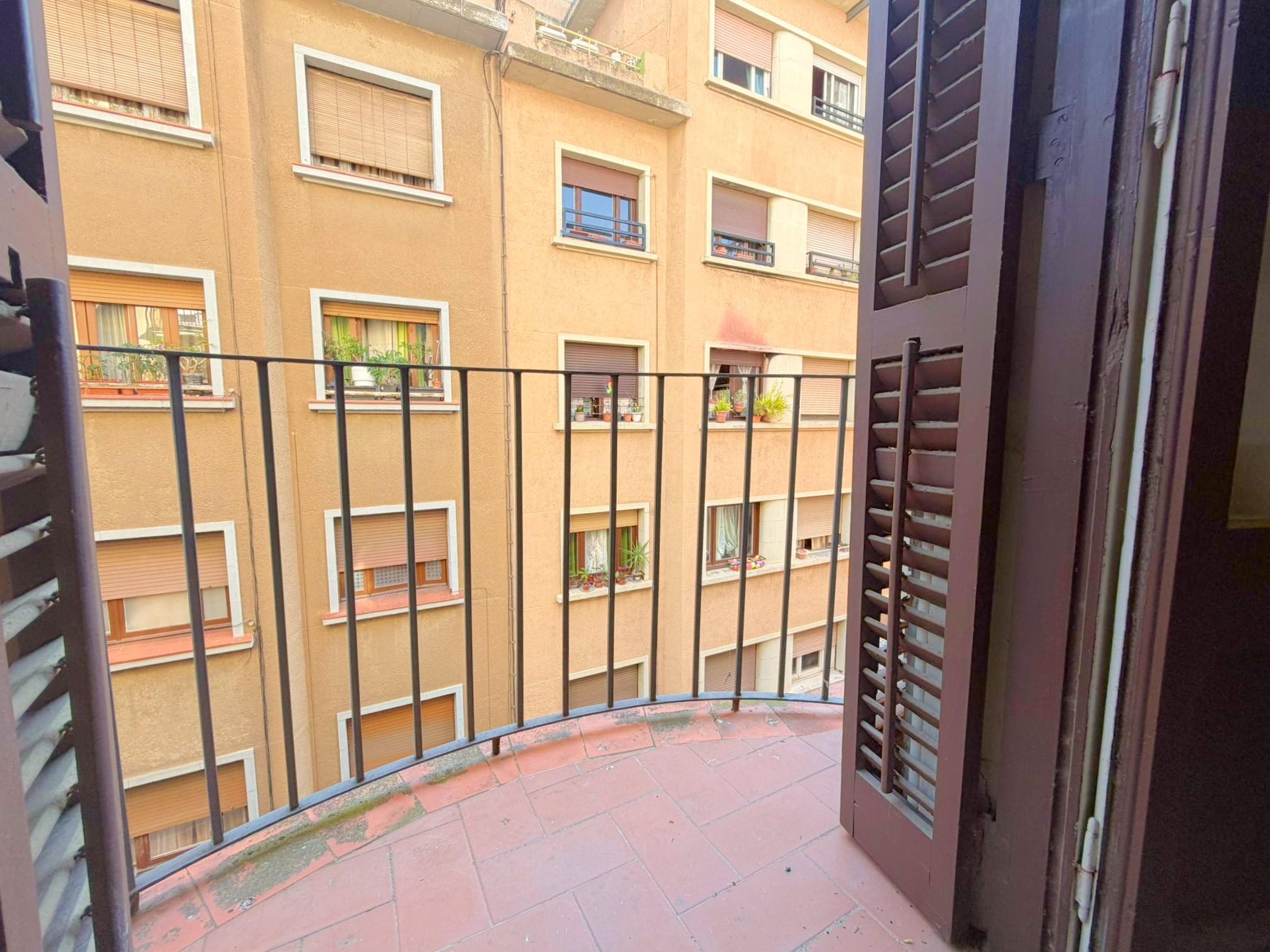 Imagen 4 Piso en venta en Barcelona / Junto Ronda Sant Antoni y metro L2