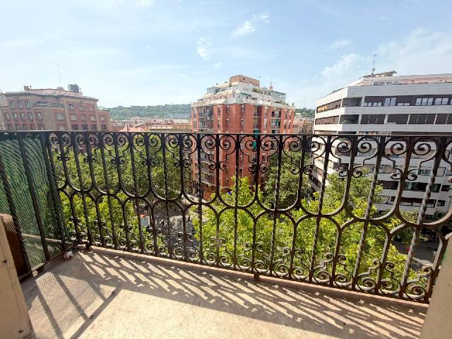 Imagen 1 Inmueble 304029 - Piso en venta en Barcelona / Avda. Paral.lel - metro L3 Poble Sec