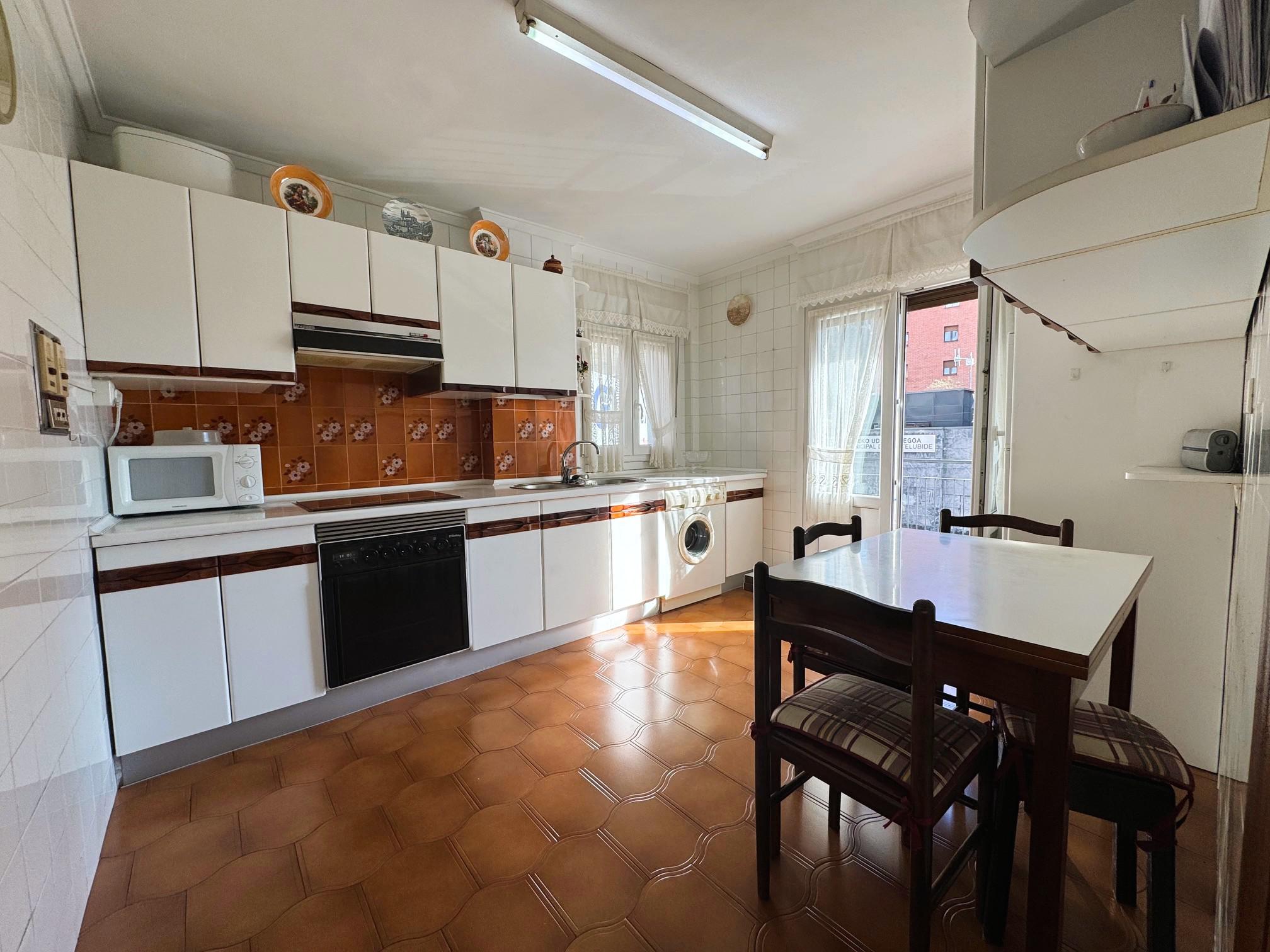 Imagen 1 Piso en venta en Getxo / Centro de Romo cerca de todos los servicios