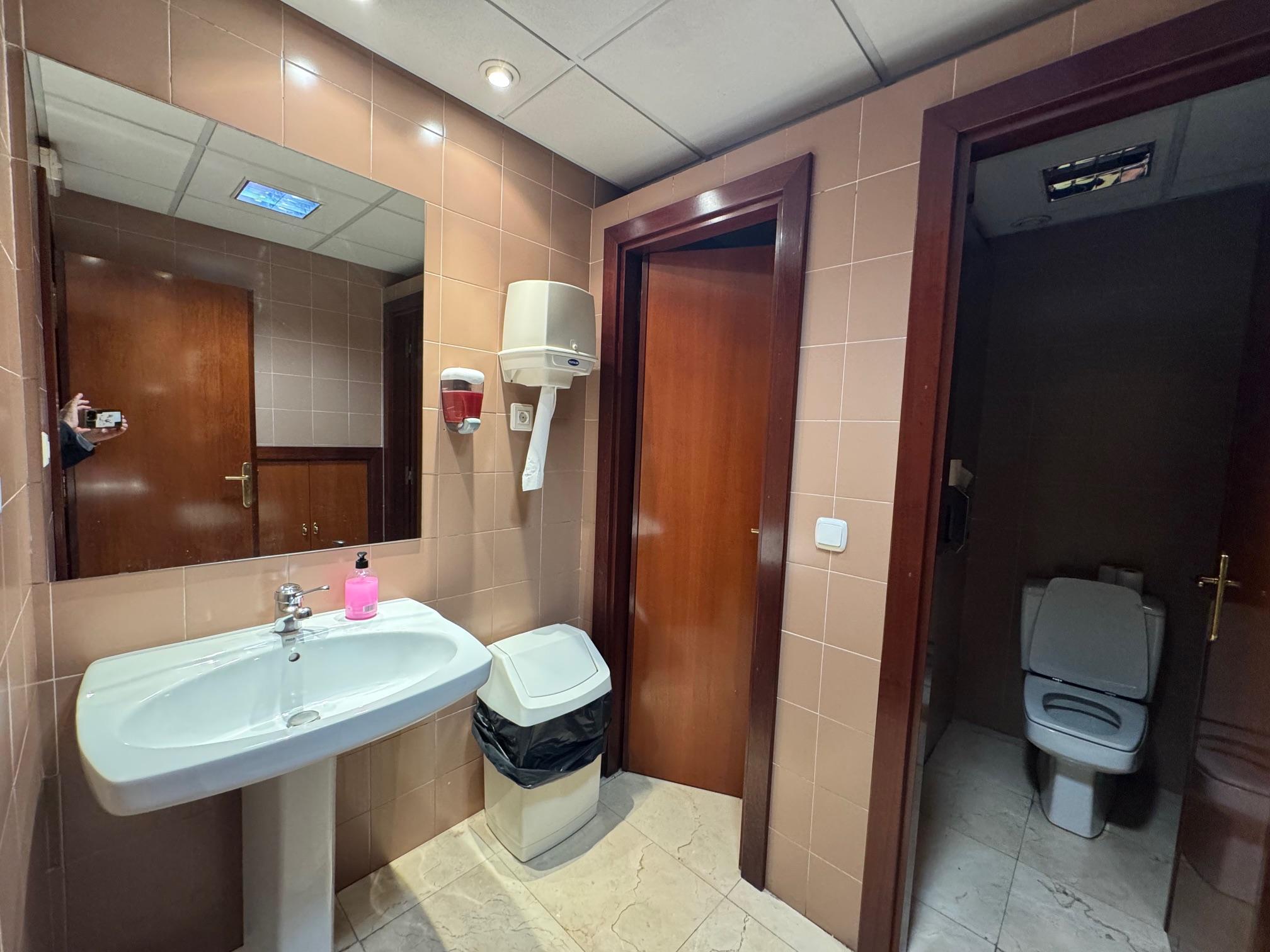 Imagen 12 Oficina Comercial en venta en Getxo / Edificio metro en el centro de las arenas