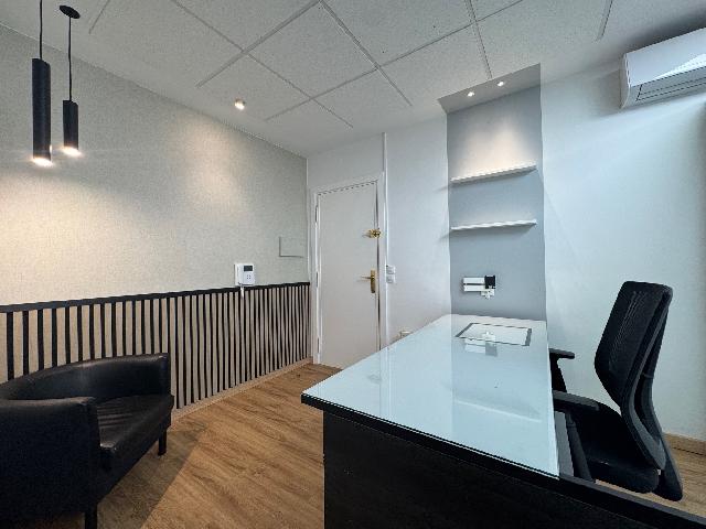 Imagen 4 Inmueble 300956 - Oficina Comercial en venta en Getxo / Edificio metro en el centro de las arenas