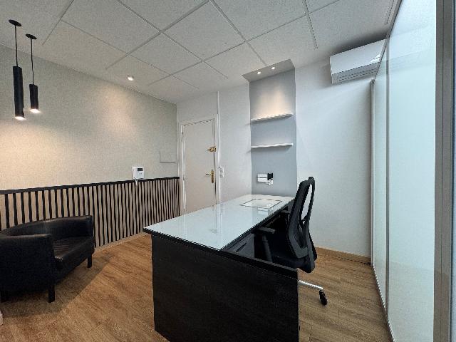 Imagen 2 Inmueble 300956 - Oficina Comercial en venta en Getxo / Edificio metro en el centro de las arenas