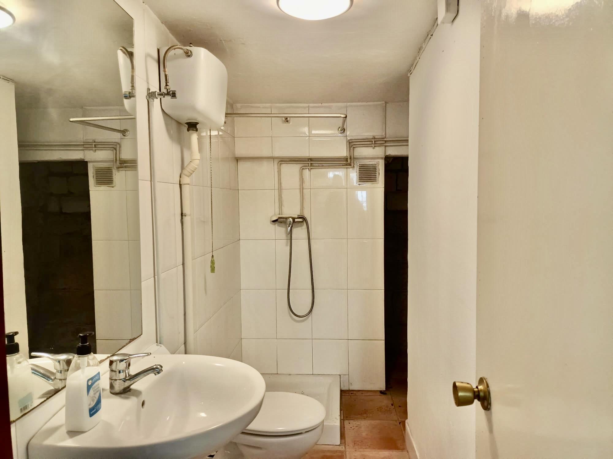Imagen 12 Local Comercial en venta en Donostia-San Sebastián / En frente del reloj de Ategorrieta.