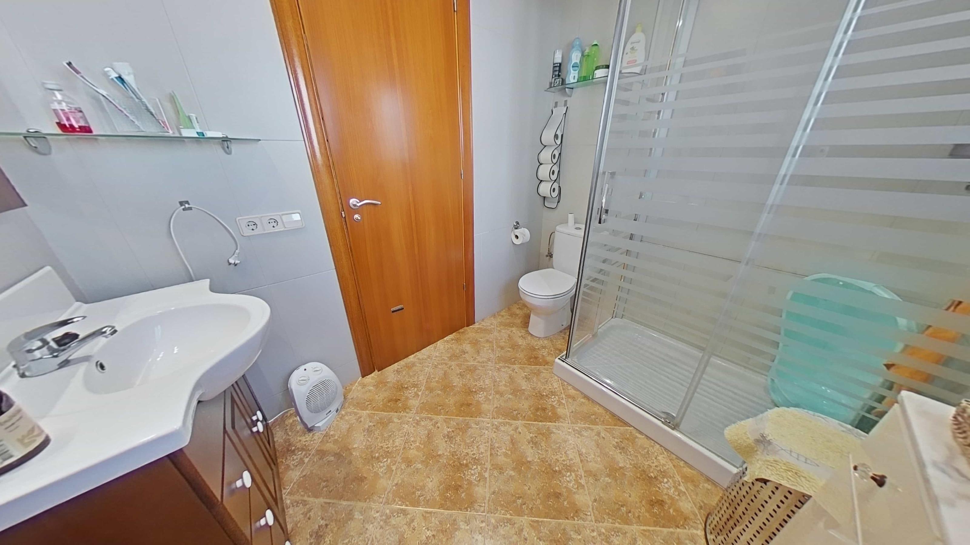 Imagen 4 Casa en venta en Torrelles De Foix / Ubicada en la Avenida principal de Can Coral.