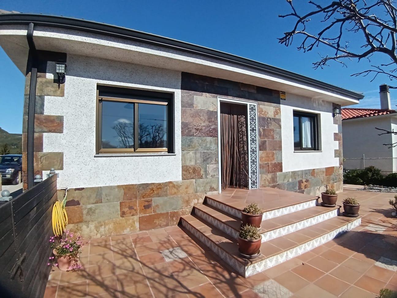 Imagen 1 Casa en venta en Torrelles De Foix / Ubicada en la Avenida principal de Can Coral.