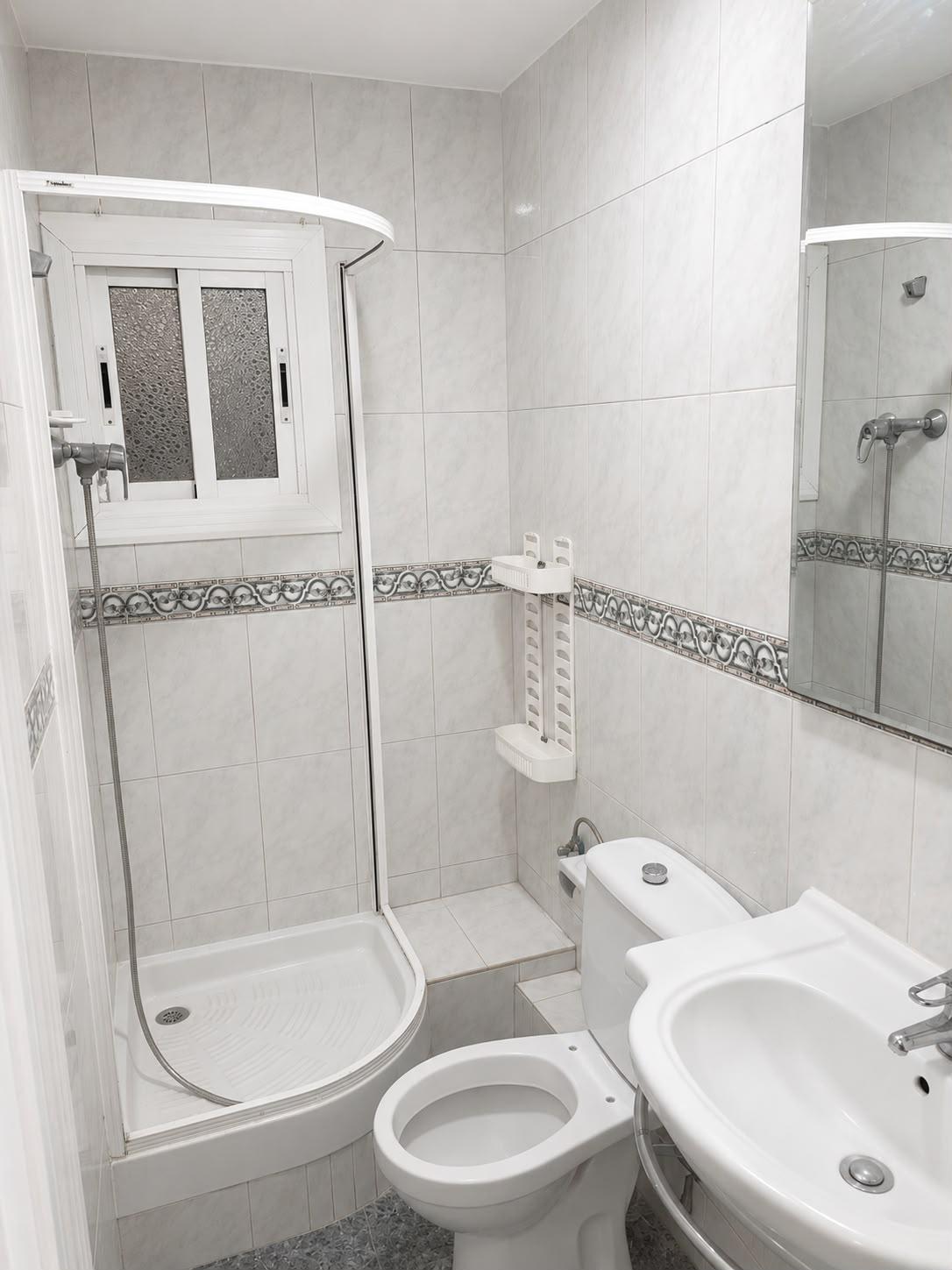Imagen 7 Planta Baja en venta en Santa Coloma De Gramenet / Metro L1 estacion Fondo