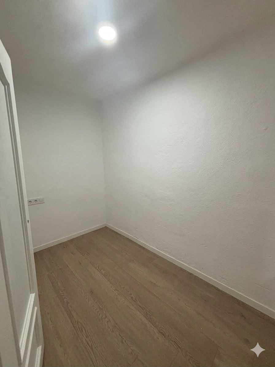 Imagen 3 Planta Baja en venta en Santa Coloma De Gramenet / Metro L1 estacion Fondo