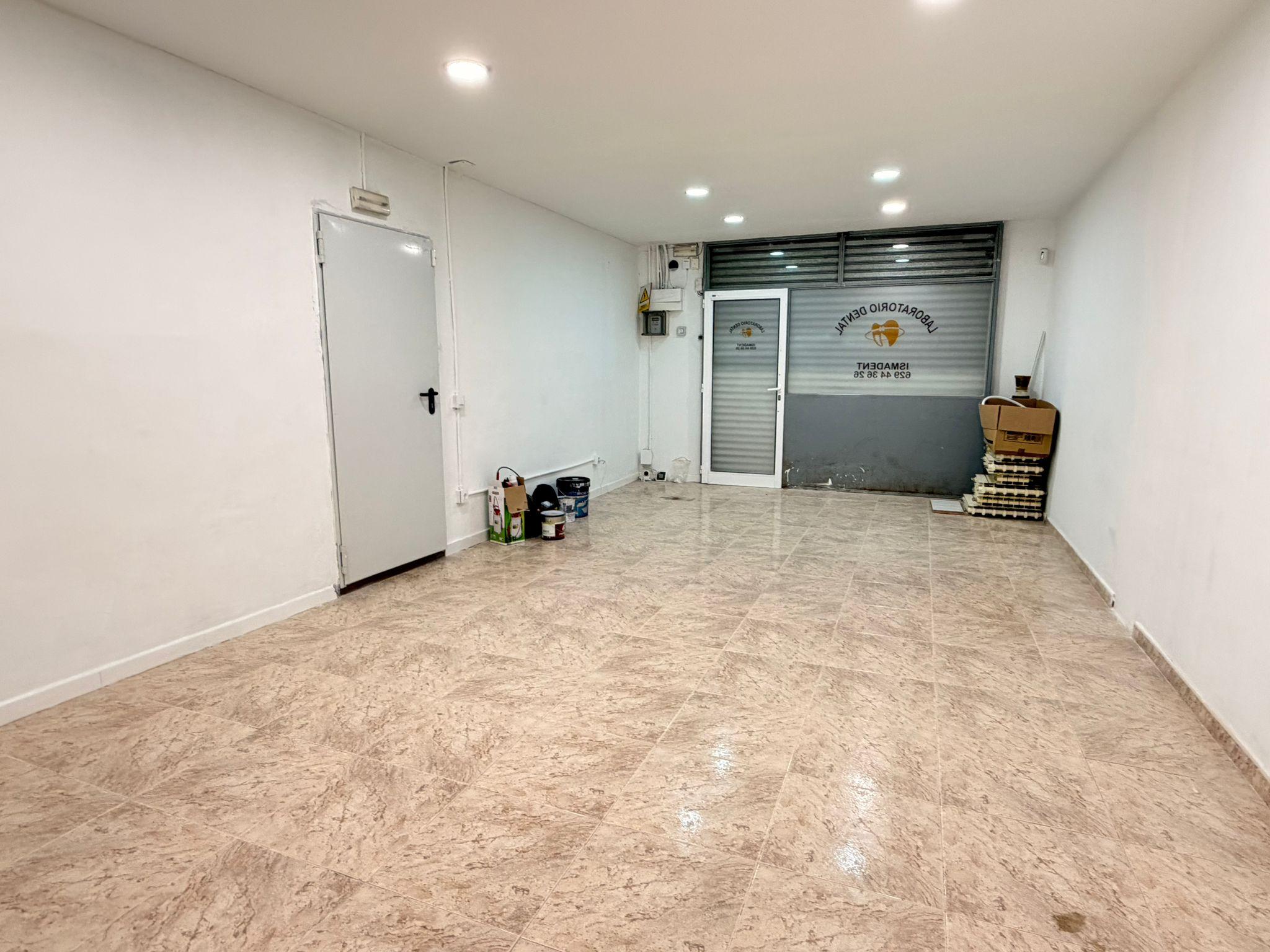 Imagen 3 Local Comercial en venta en Hospitalet De Llobregat L´ / Estrategicamente situado a 2 pa...