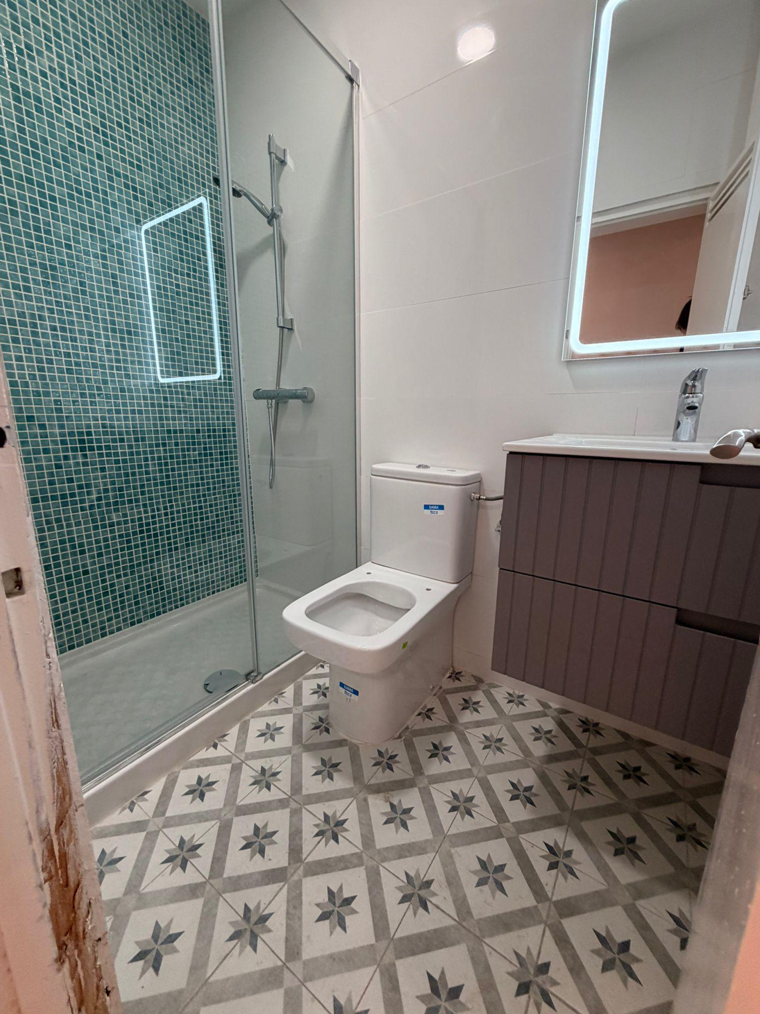Imagen 24 Local Comercial en venta en Hospitalet De Llobregat L´ / Estrategicamente situado a 2 pa...