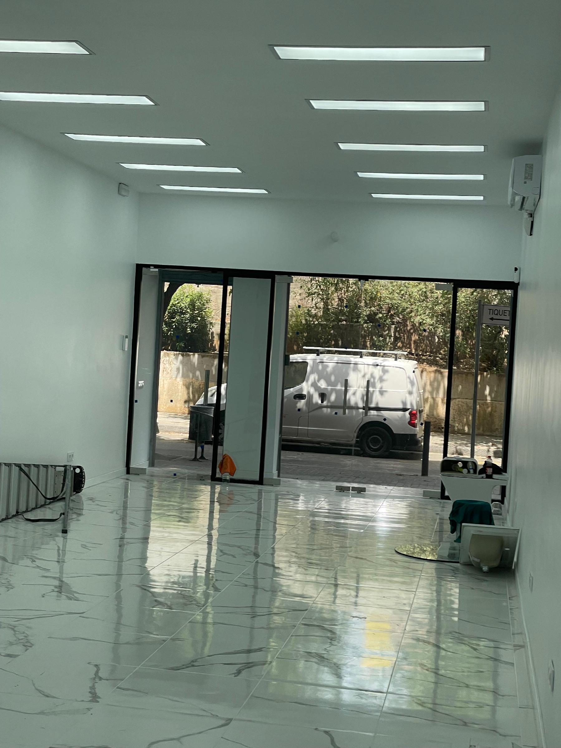 Imagen 2 Local Comercial en venta en Hospitalet De Llobregat L´ / Metro de Santa Eulalia