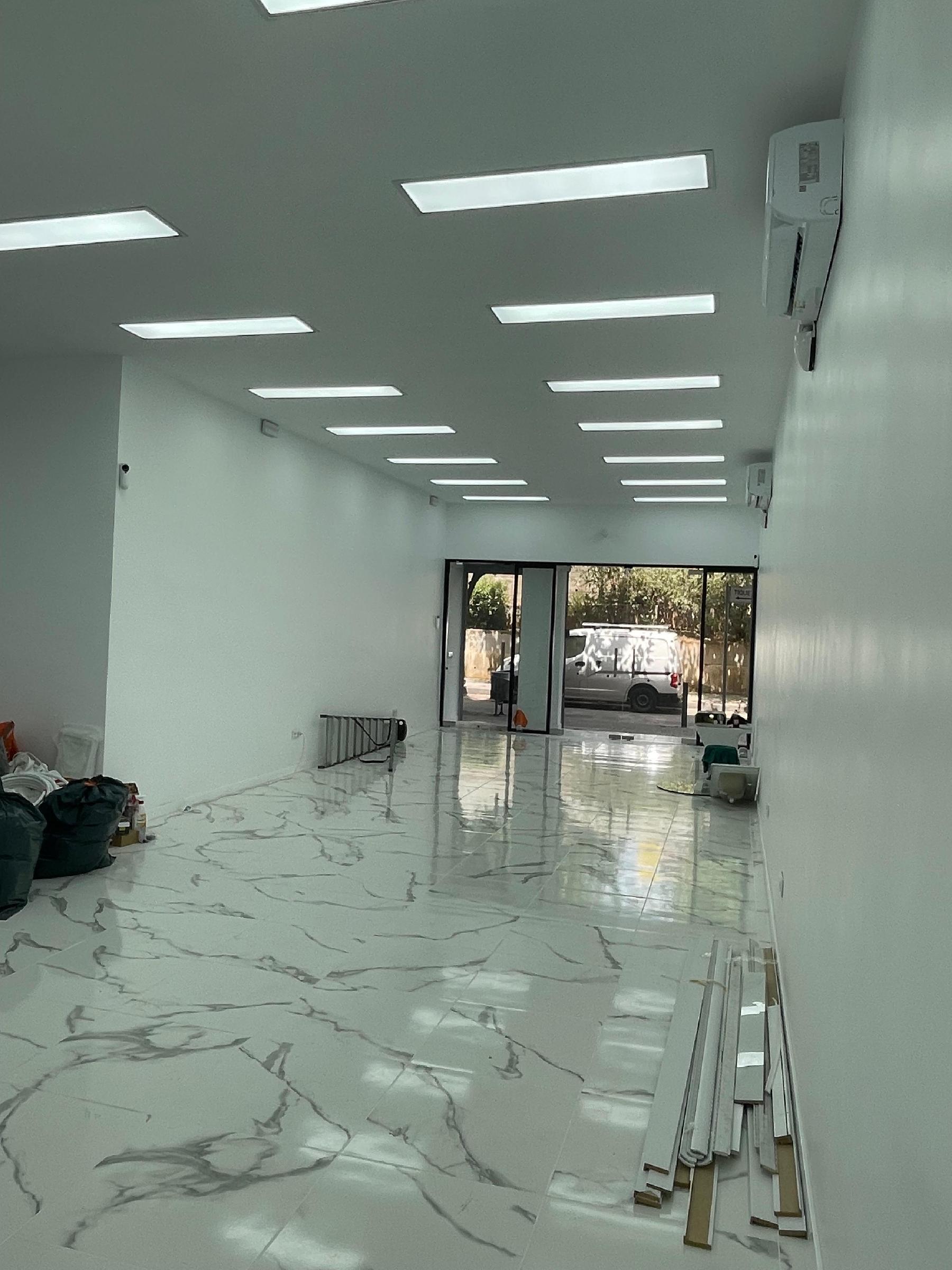 Imagen 1 Local Comercial en venta en Hospitalet De Llobregat L´ / Metro de Santa Eulalia