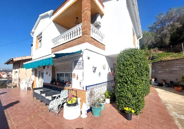 Imagen 1 Inmueble 301548 - Casa en venta en Olesa De Montserrat / Cerca del supermercado Dia. 