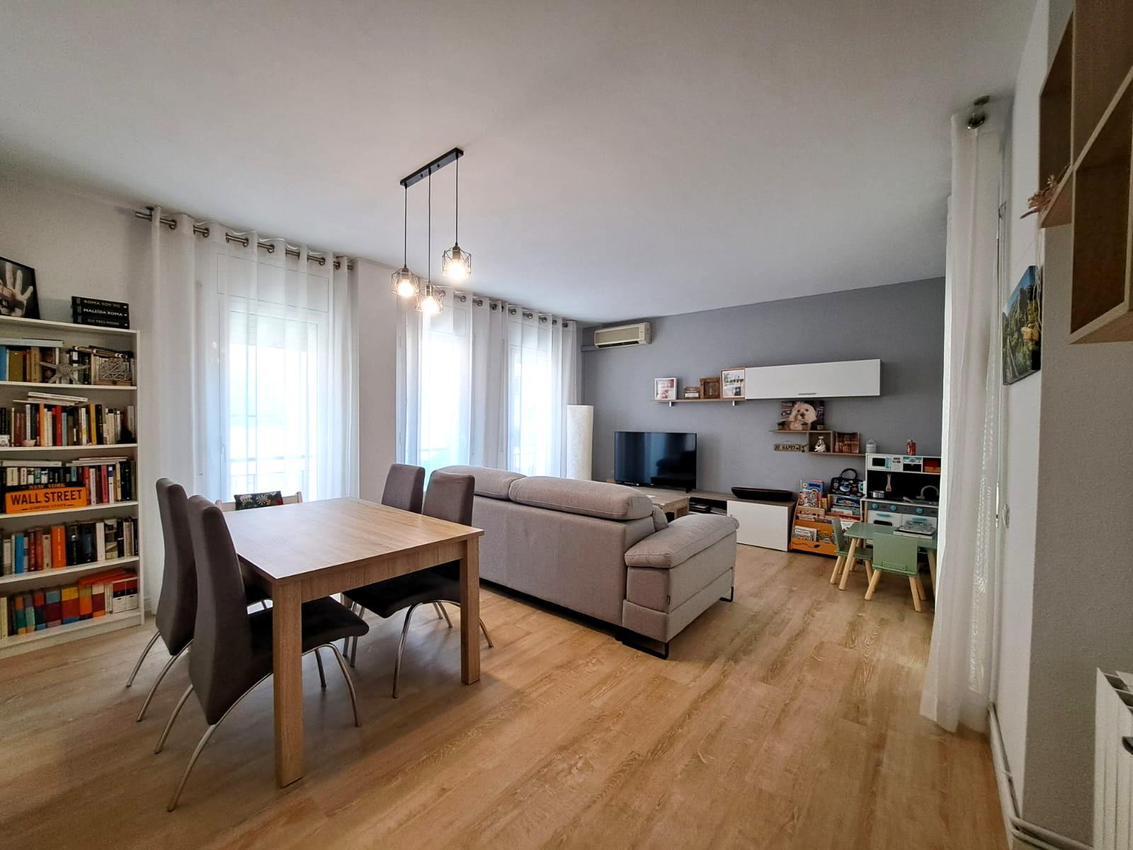 Piso en venta. Piso luminoso, 2 habitaciones dobles, comedor muy amplio, cocina independiente, baño completo y parking. - Vista 2