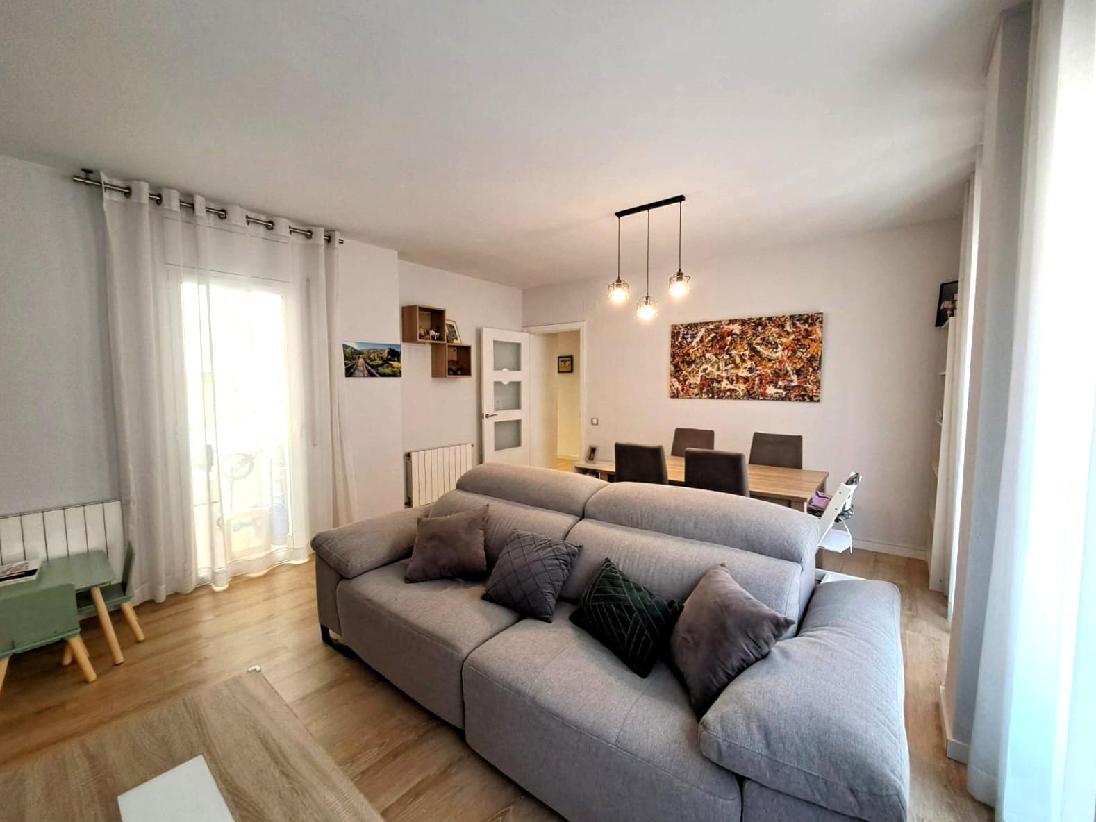 Piso en venta. Piso luminoso, 2 habitaciones dobles, comedor muy amplio, cocina independiente, baño completo y parking. - Vista 4