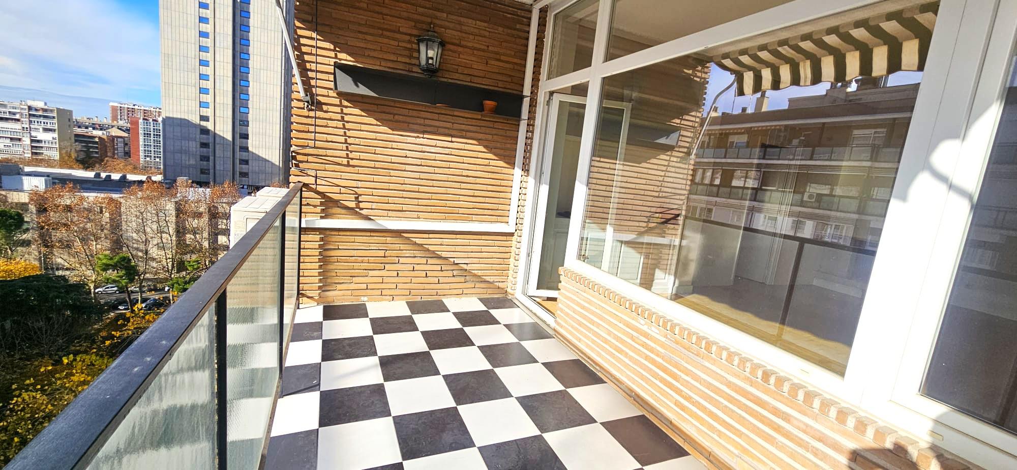 Imagen 1 Piso en venta en Madrid / Cerca del metro Cuzco y Colombia