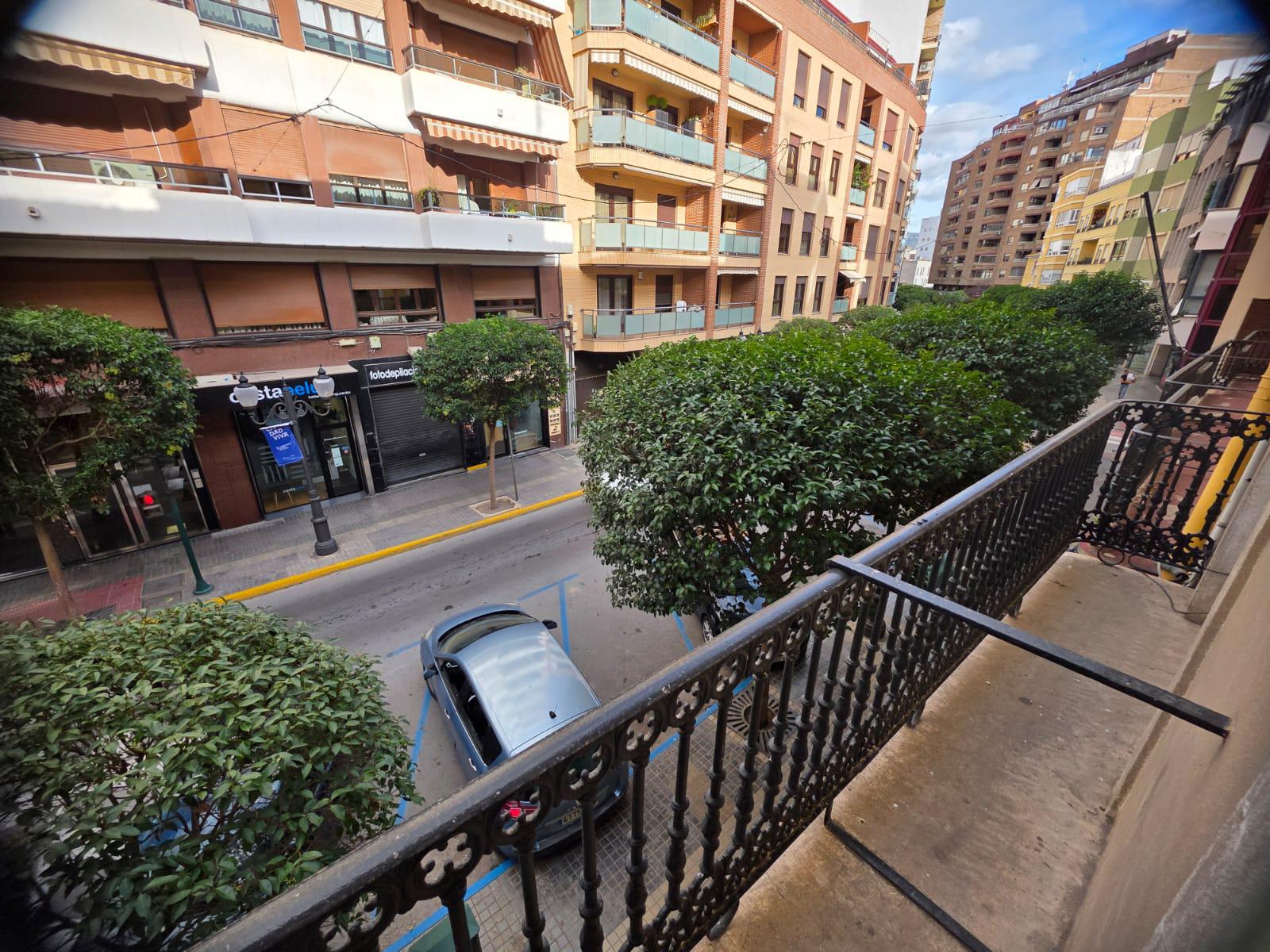 Imagen 1 Apartamento en venta en Villena / Piso primero sin ascensor en la misma Corredera