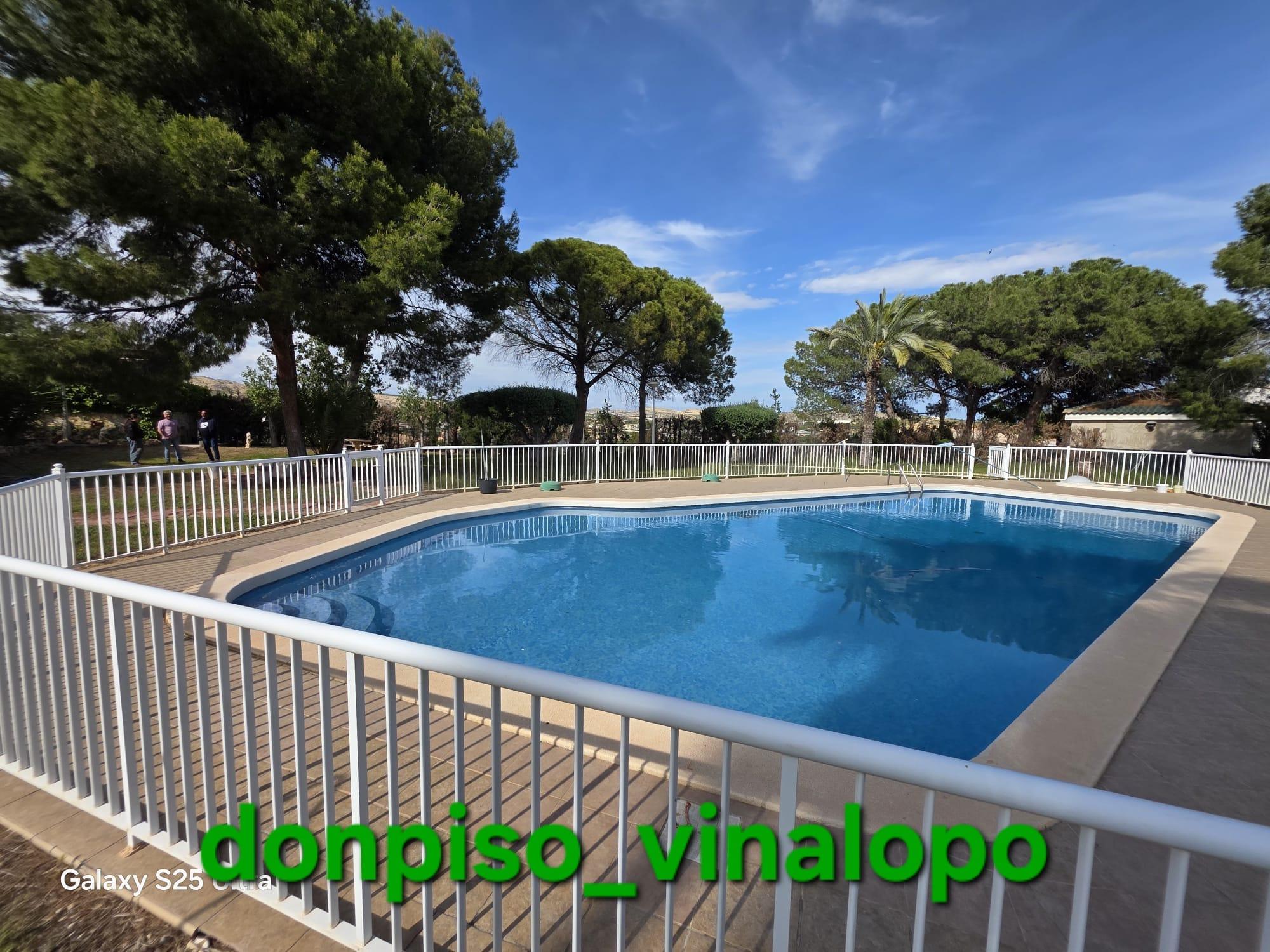 Imagen 2 Casa Rústica en venta en Elche/elx / Chalet con piscina en urbanización Bonavista