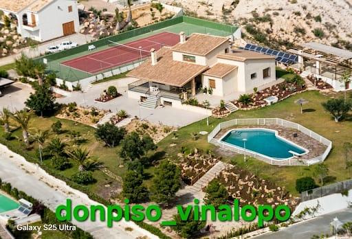 Imagen 1 Inmueble 302925 - Casa Rústica en venta en Elche/elx / Chalet con piscina en urbanización Bonavista