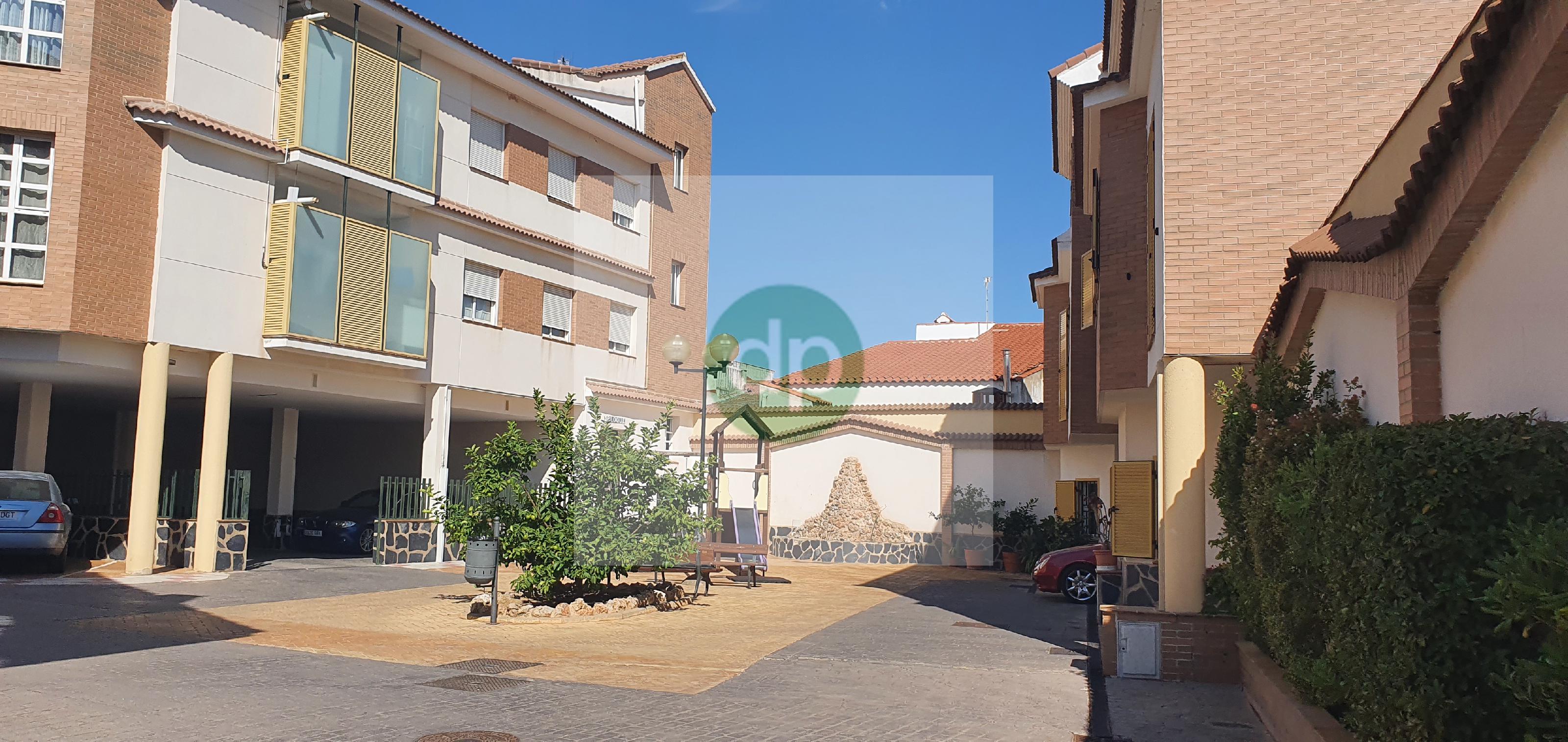 Imagen 3 Casa Adosada en venta en Villanueva De La Serena / Centrico, a pocos minutos de Plaza de E...