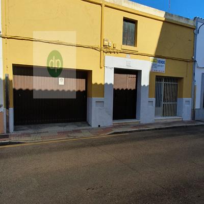 Imagen 2 Casa Adosada en venta en Villanueva De La Serena / Muy céntrica, con local comercial de 40...