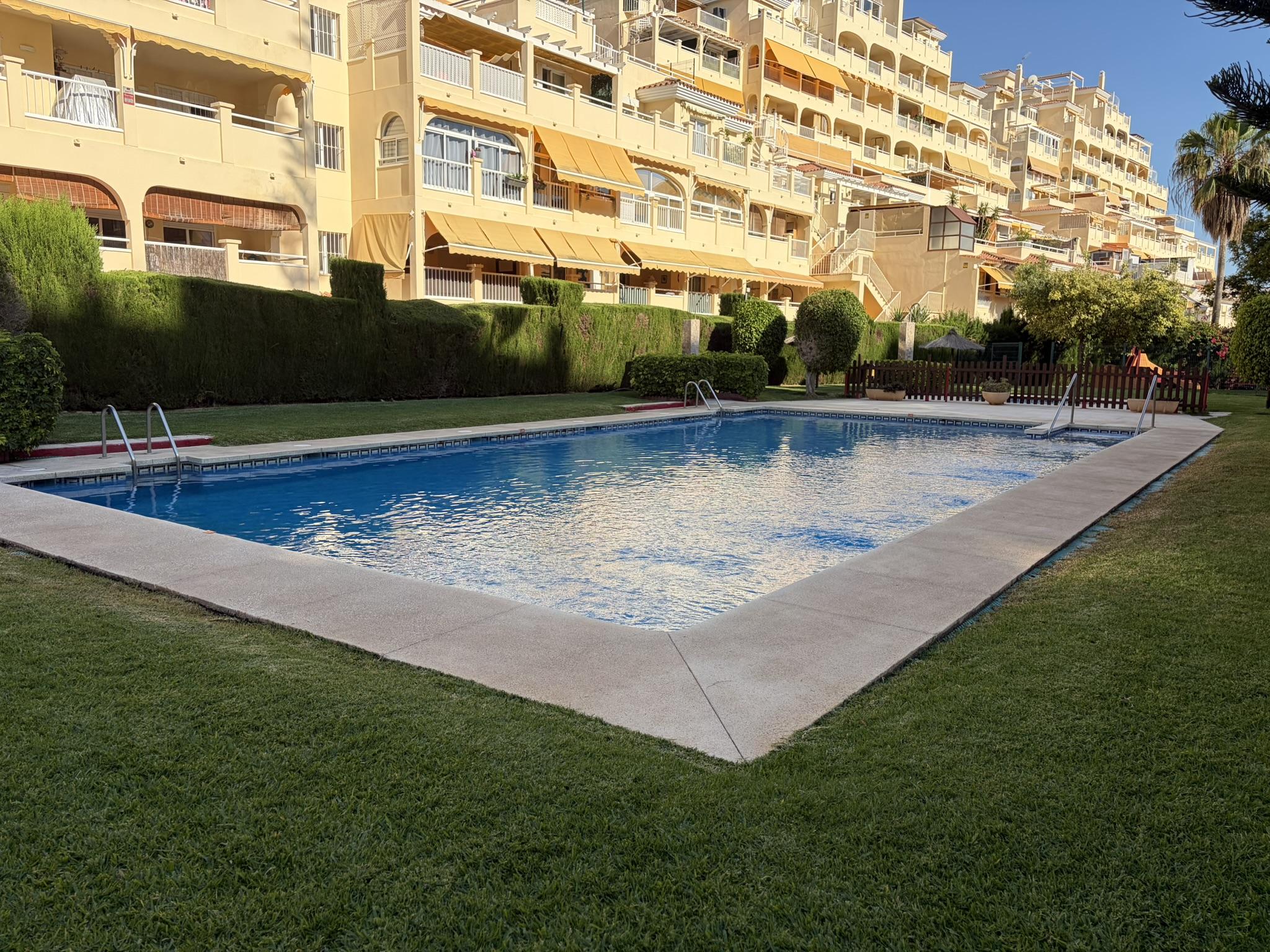 Imagen 21 Apartamento en venta en Benalmádena /  Playa a 400 metros , del centro comercial Torrequebrada