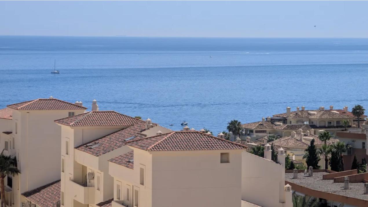 Imagen 2 Apartamento en venta en Benalmádena /  Playa a 400 metros , del centro comercial Torrequebrada