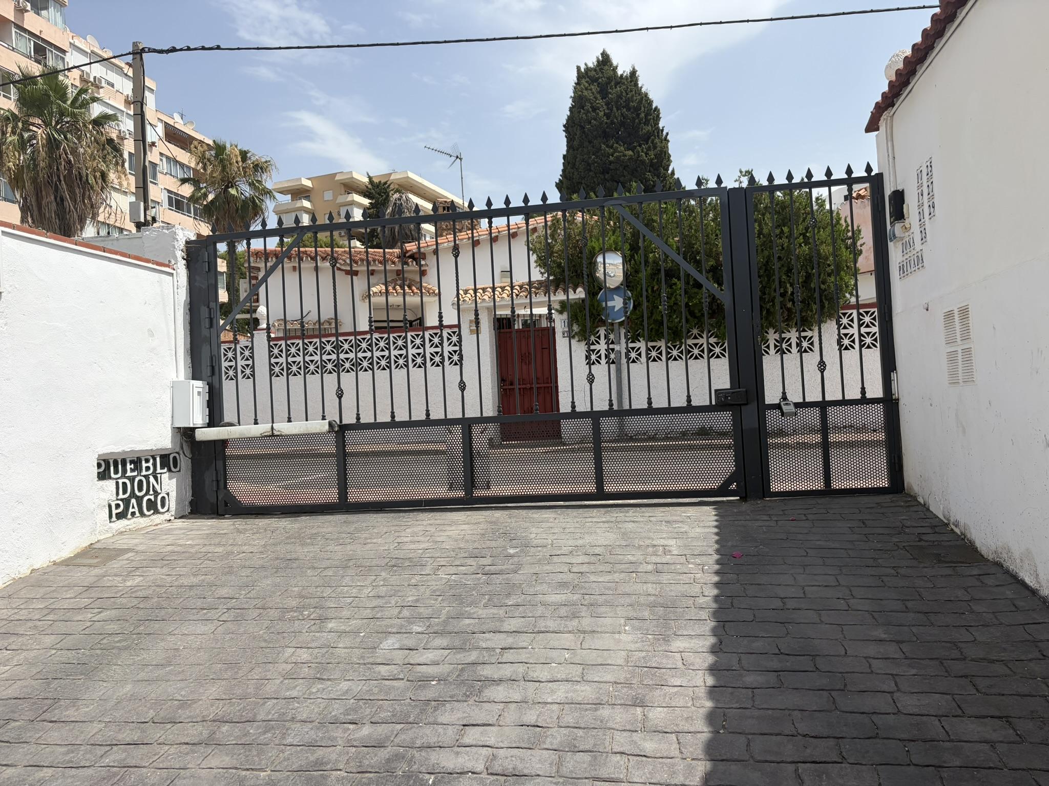 Imagen 23 Casa Pareada en venta en Benalmádena / A 10 min andando de Puerto Marina y la playa