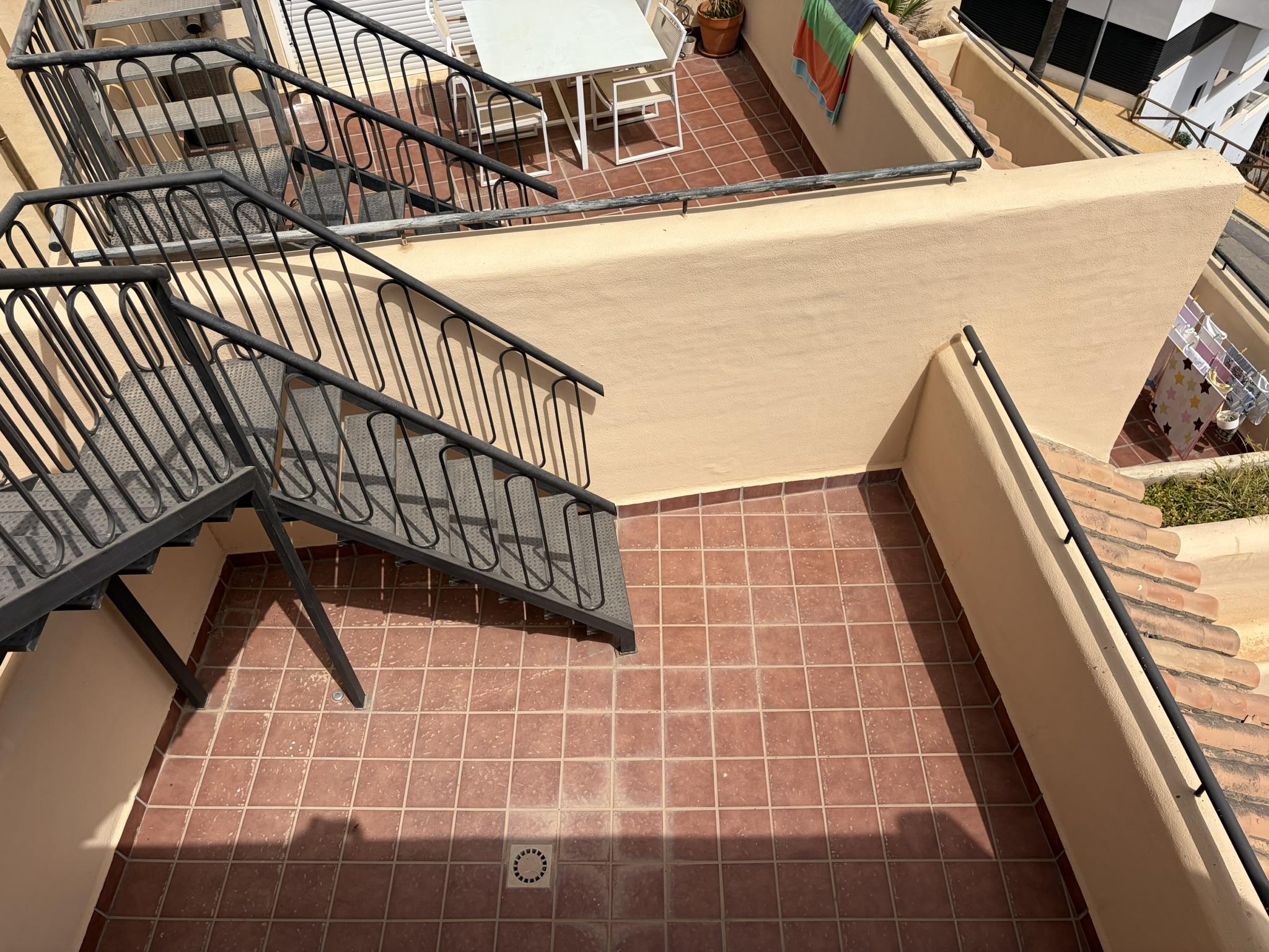 Imagen 2 Casa Adosada en venta en Mijas / Urbanización privada, con vigilancia, piscina y Tenis