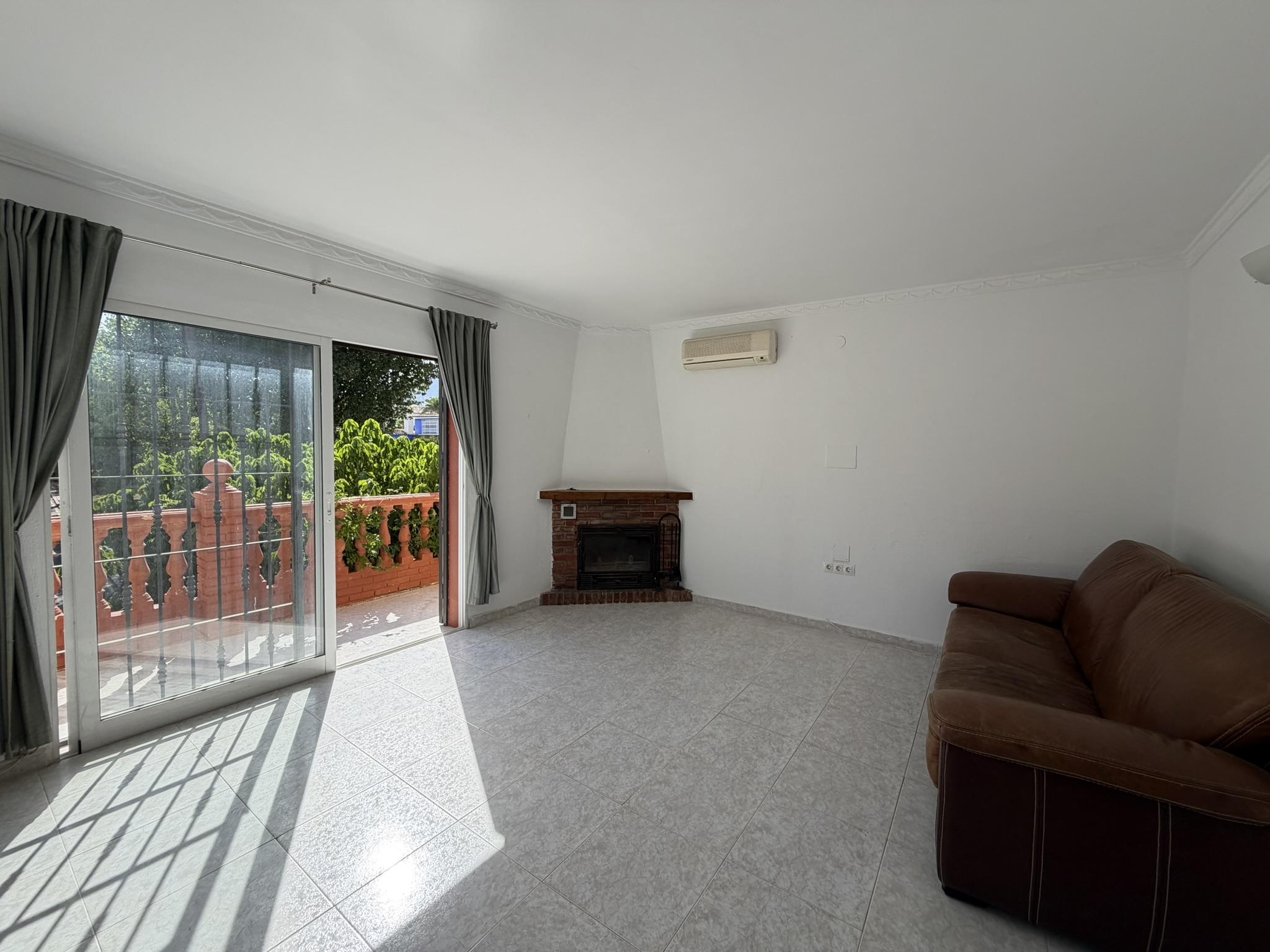 Imagen 4 Casa Aislada en venta en Benalmádena / Urbanización tranquila, 5 min de los comercios