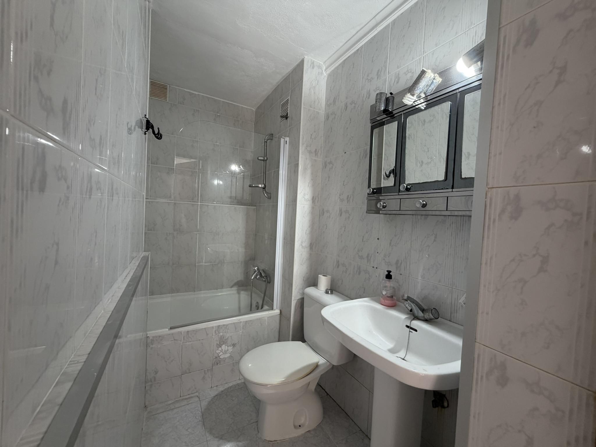 Imagen 17 Casa Aislada en venta en Benalmádena / Urbanización tranquila, 5 min de los comercios