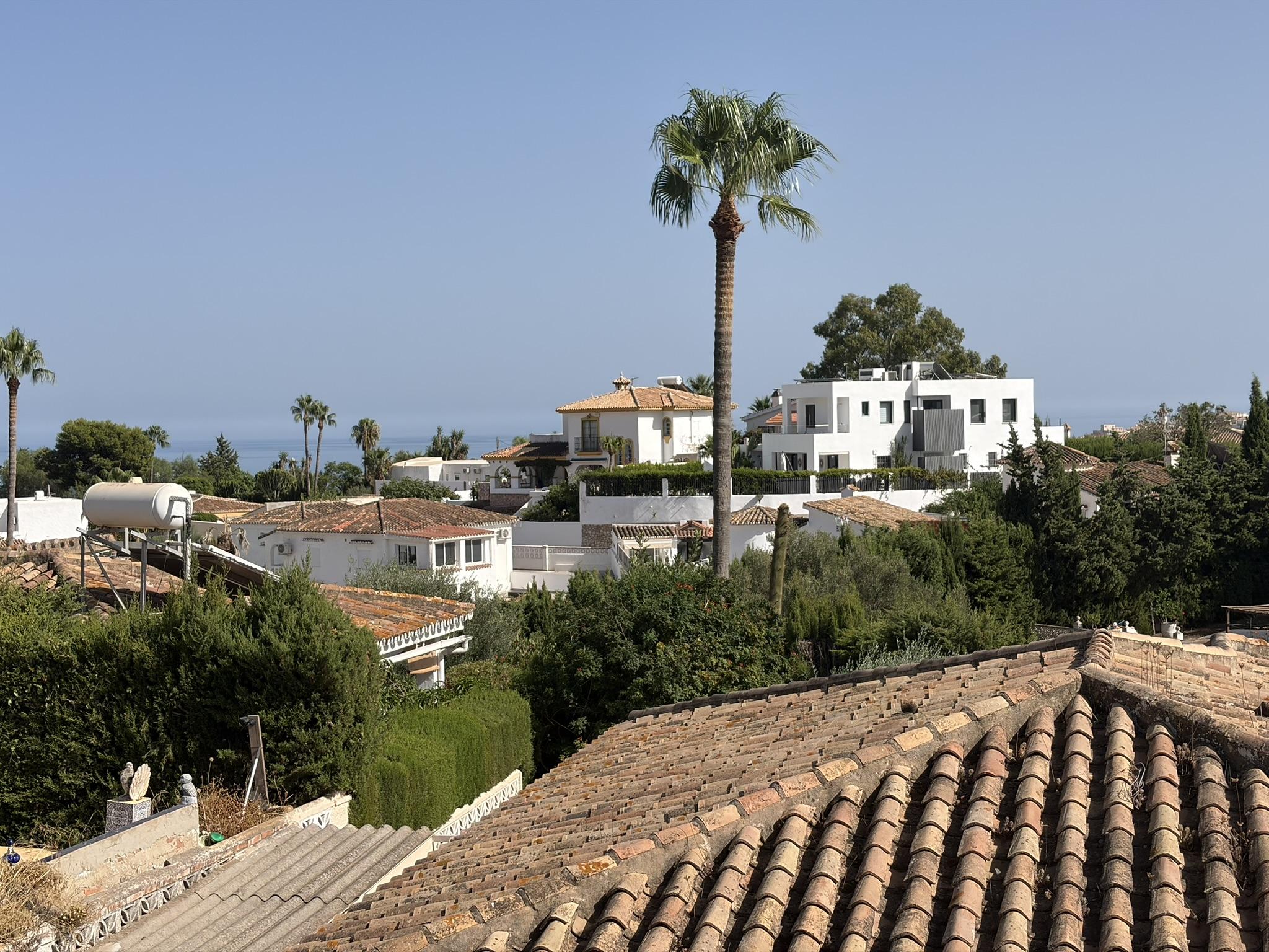Imagen 3 Casa Aislada en venta en Benalmádena / Urbanización tranquila, 5 min de los comercios