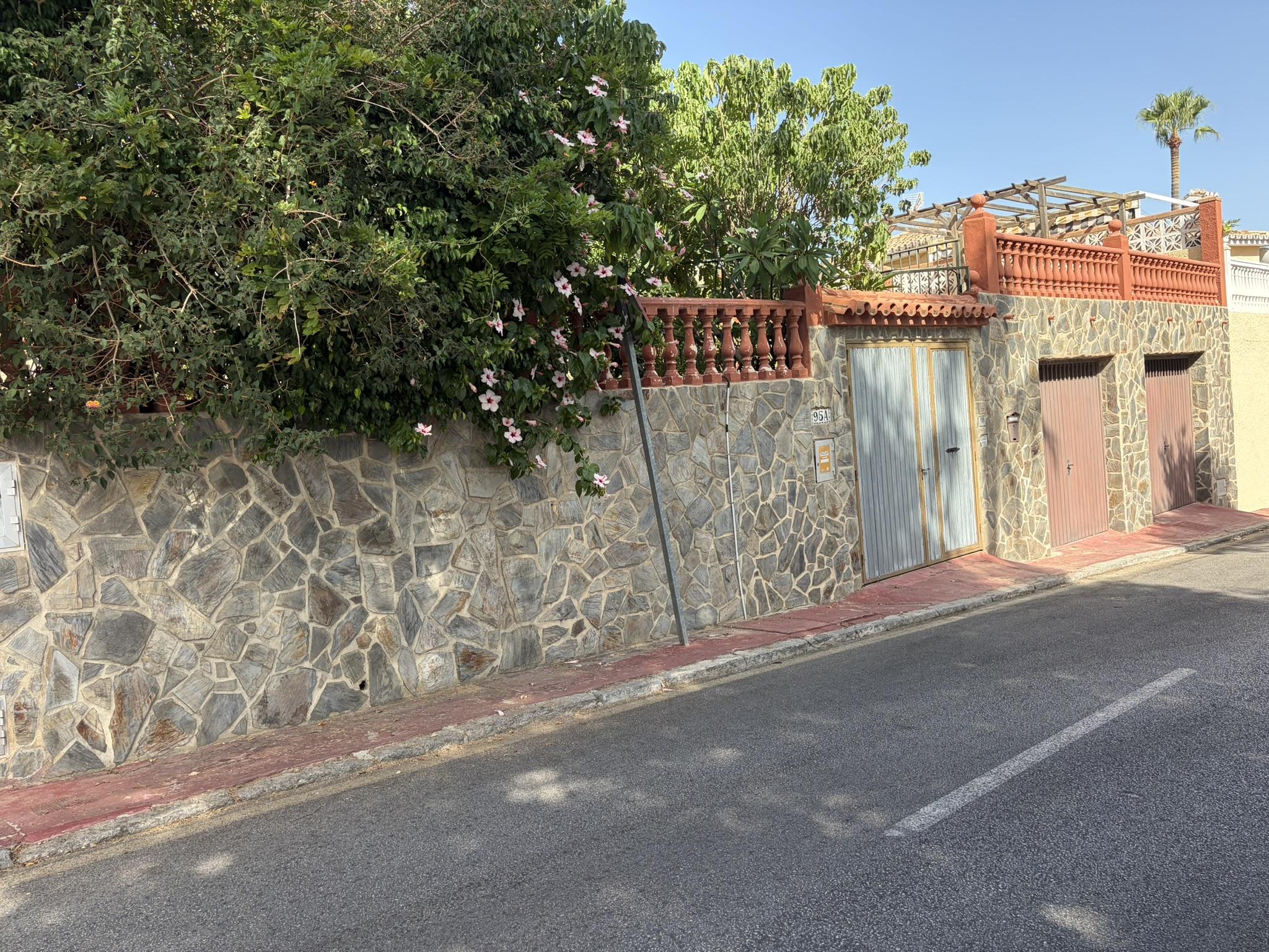 Imagen 26 Casa Aislada en venta en Benalmádena / Urbanización tranquila, 5 min de los comercios