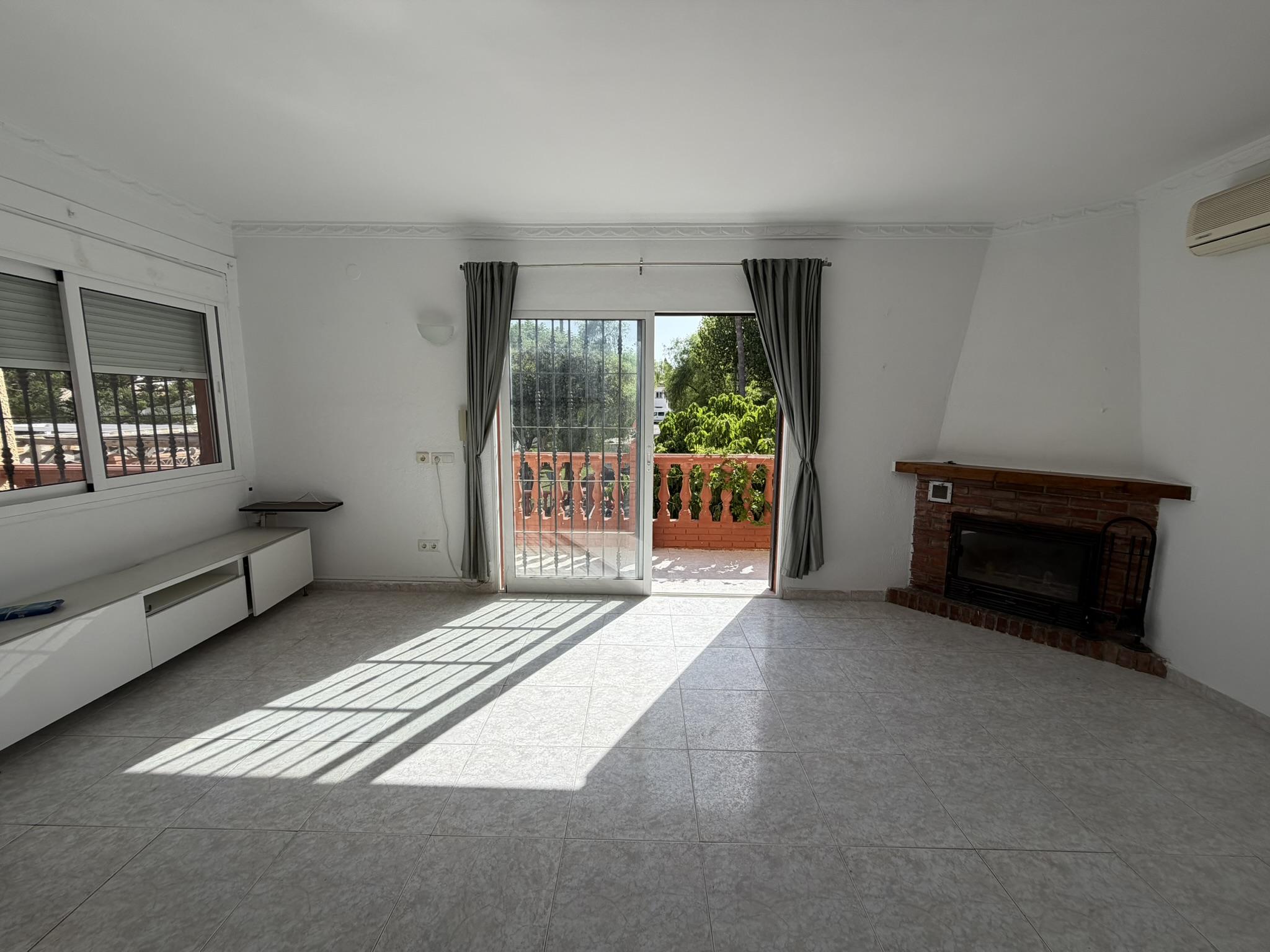 Imagen 9 Casa Aislada en venta en Benalmádena / Urbanización tranquila, 5 min de los comercios