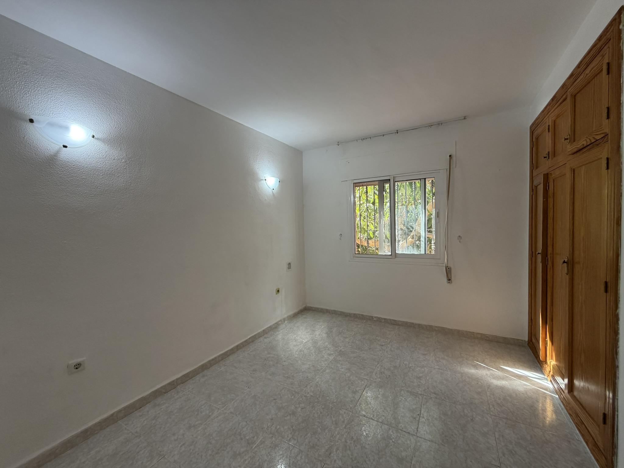 Imagen 16 Casa Aislada en venta en Benalmádena / Urbanización tranquila, 5 min de los comercios