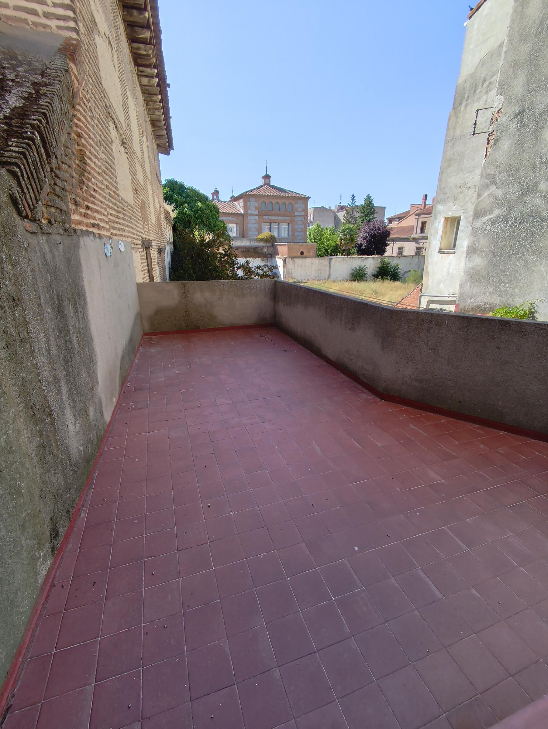 Imagen 1 Piso en venta en Medina Del Campo / Vivienda ubicada en la Plaza Mayor de la localidad