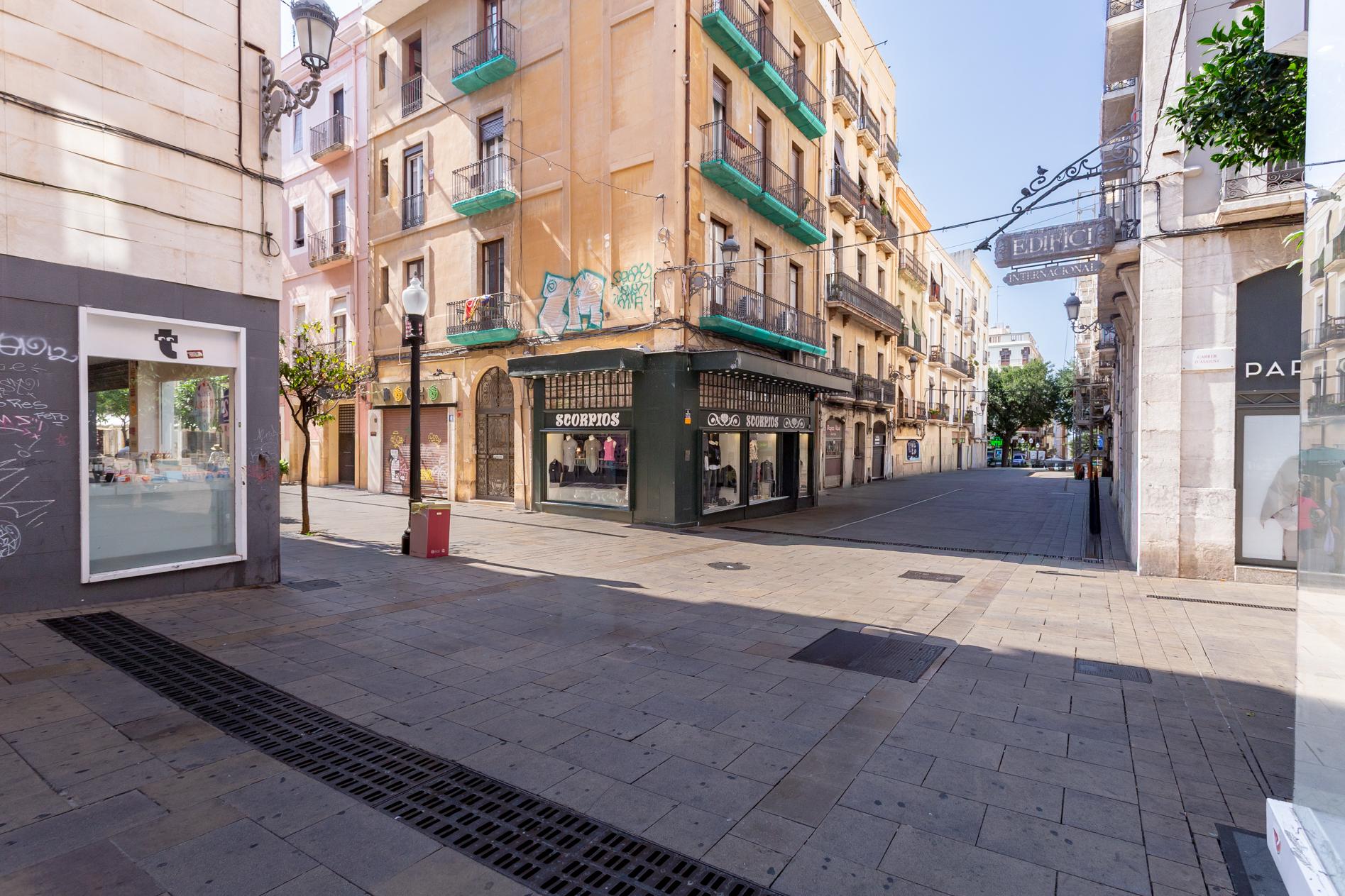 Imagen 21 Piso en venta en Tarragona / Calle peatonal paralela a Rambla Nova