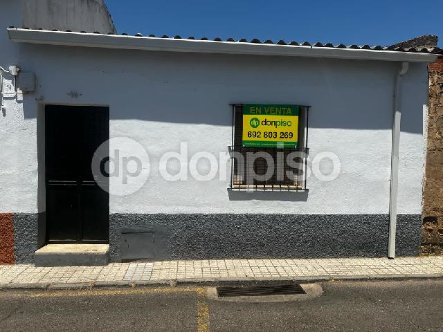 Imagen 9 Inmueble 263488 - Casa Adosada en venta en Mérida / Zona central de la barriada, junto a parada de autobus 