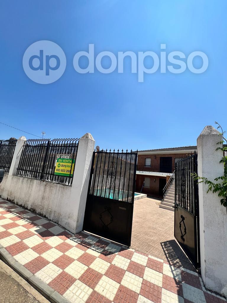 Imagen 9 Casa Adosada en venta en Casas De Don Pedro / Junto al parque municipal y parada de autobuses.