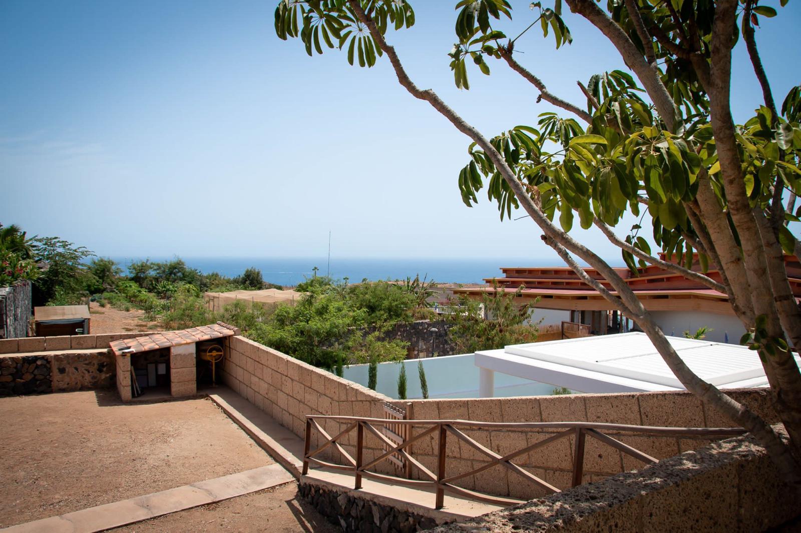 Imagen 2 Casa Aislada en venta en Adeje / Zona de villas de Playa Paraíso. Cerca de la costa 