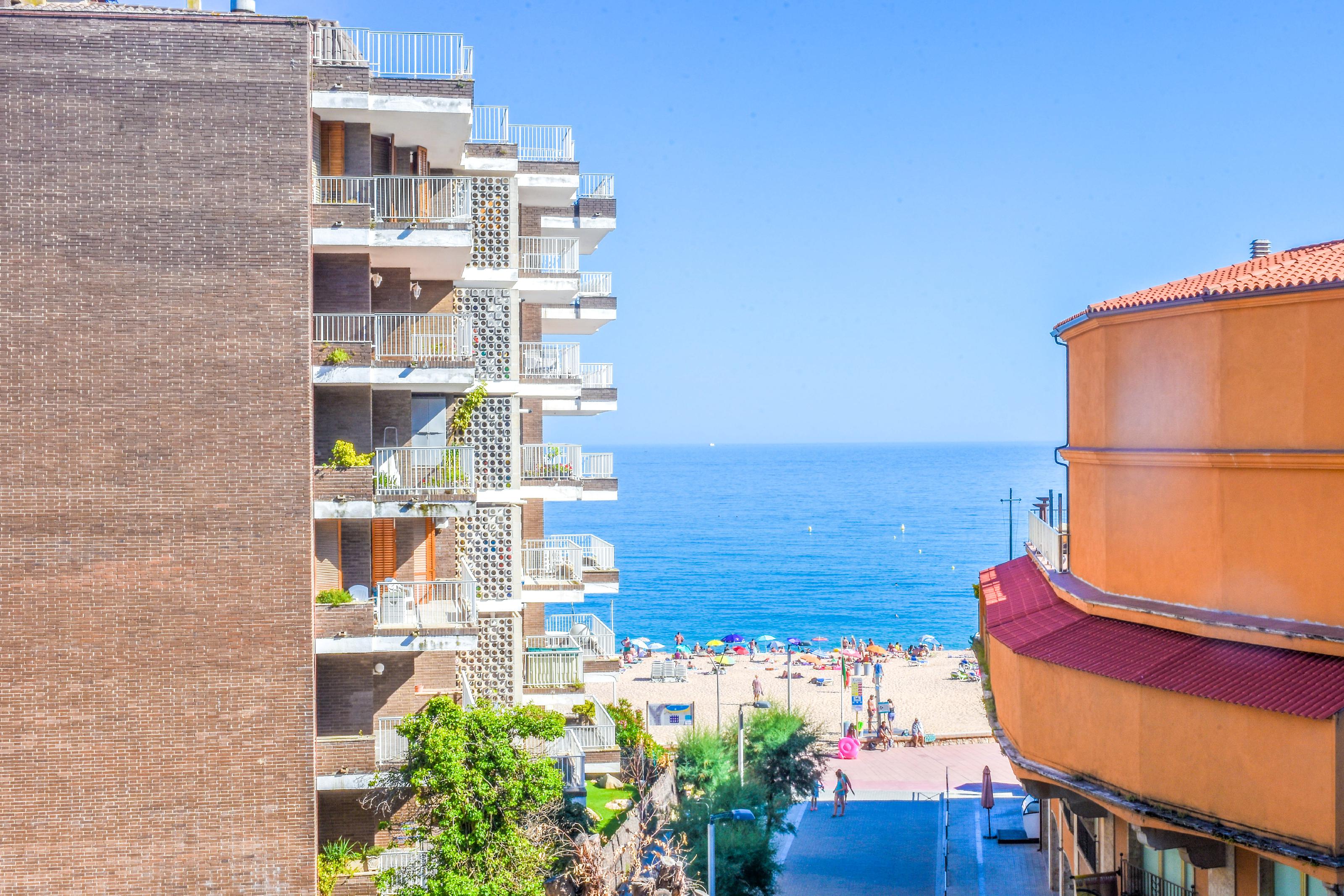 Imagen 2 Apartamento en venta en Lloret De Mar / Justo a la playa de Fenals con vista despejada.
