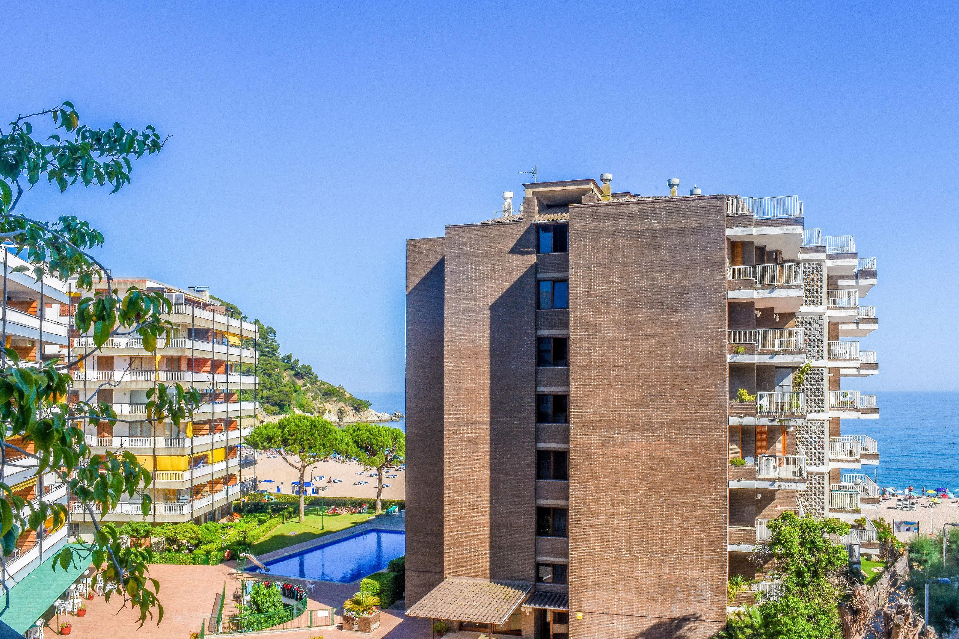Imagen 3 Apartamento en venta en Lloret De Mar / Justo a la playa de Fenals con vista despejada.
