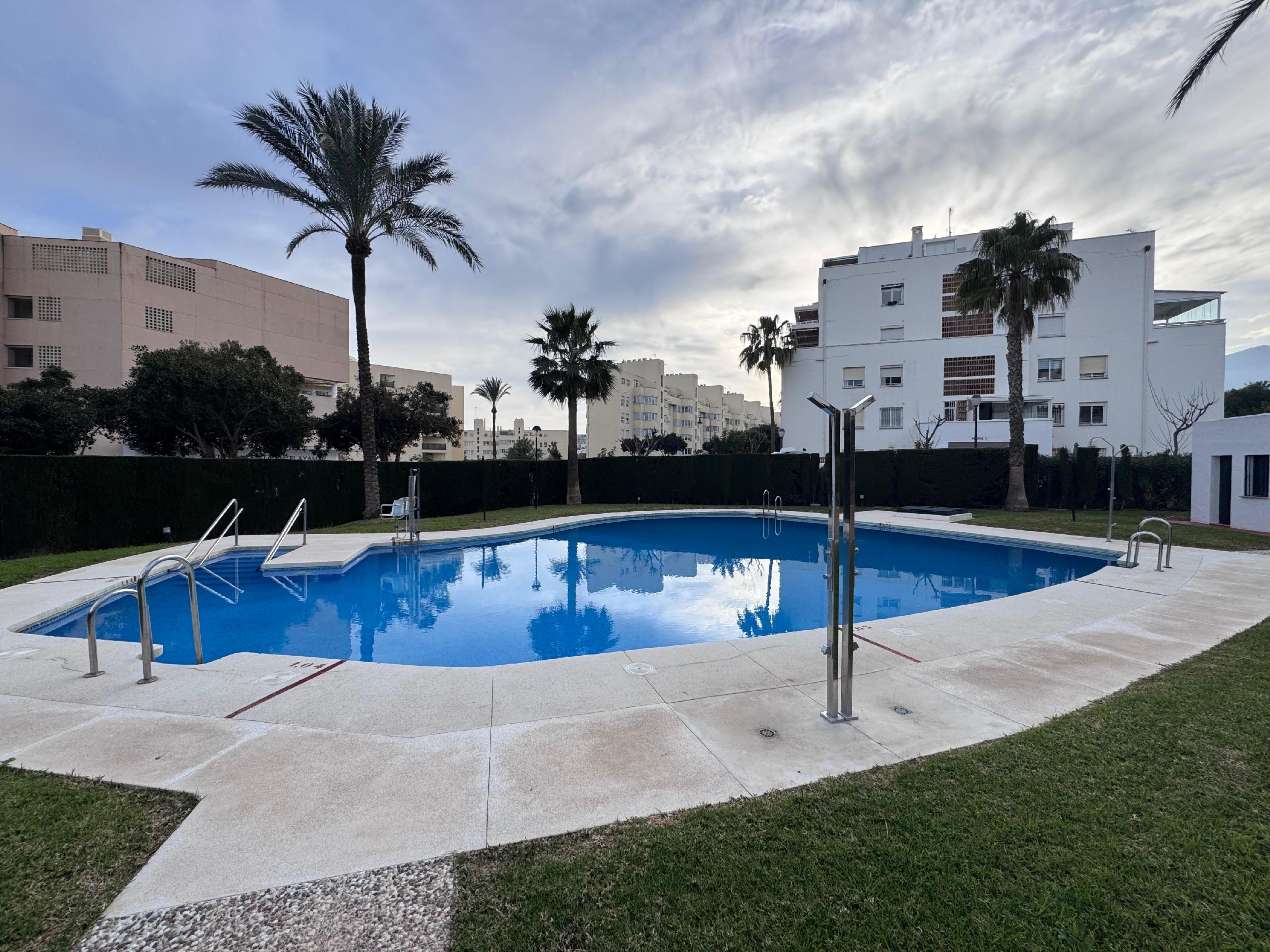 Imagen 2 Apartamento en venta en Torremolinos / Al lado de campo de golf con vistas al mar